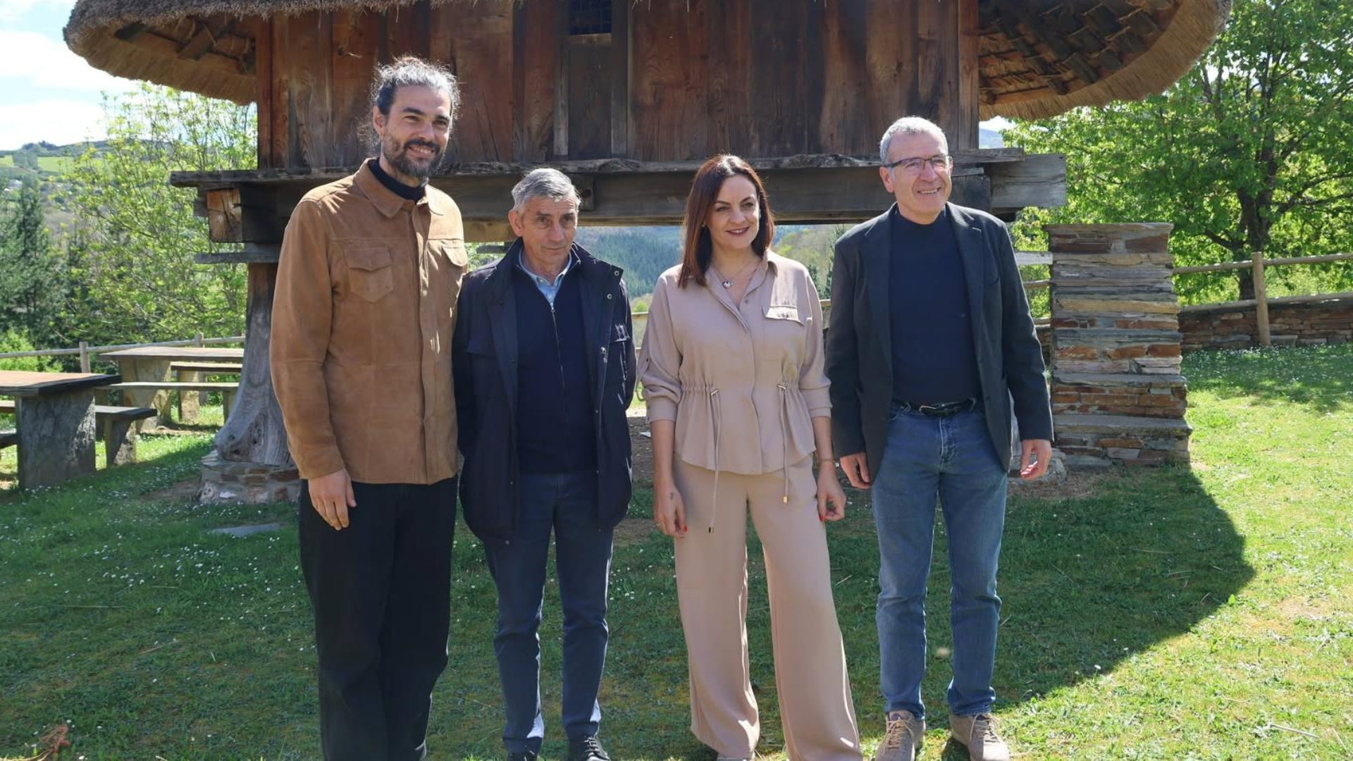 El cineasta Oliver Laxe, la presidenta de la Deputación de Lugo, Carmela López, y al secretario general para el Reto Demográfico, Francisco Boya, en una visita institucional a Os Ancares | DEPUTACIÓN DE LUGO