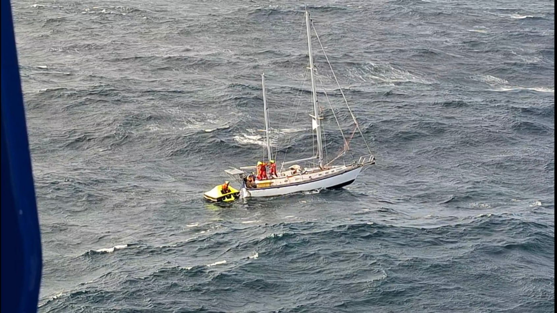 Imagen del rescate tomada desde el helicóptero Pesca 1 | Gardacostas de Galicia