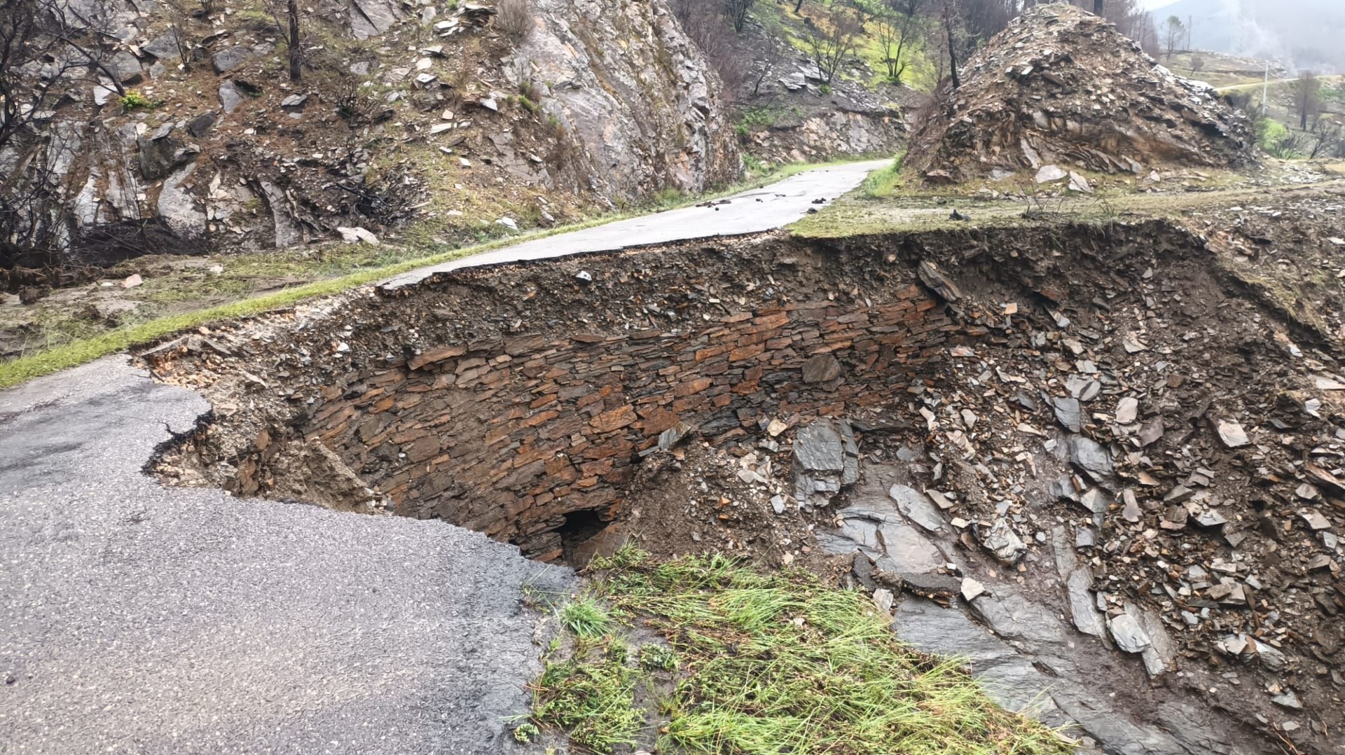 La carretera de Quiroga que sufrió un desprendimiento | CONCELLO DE QUIROGA