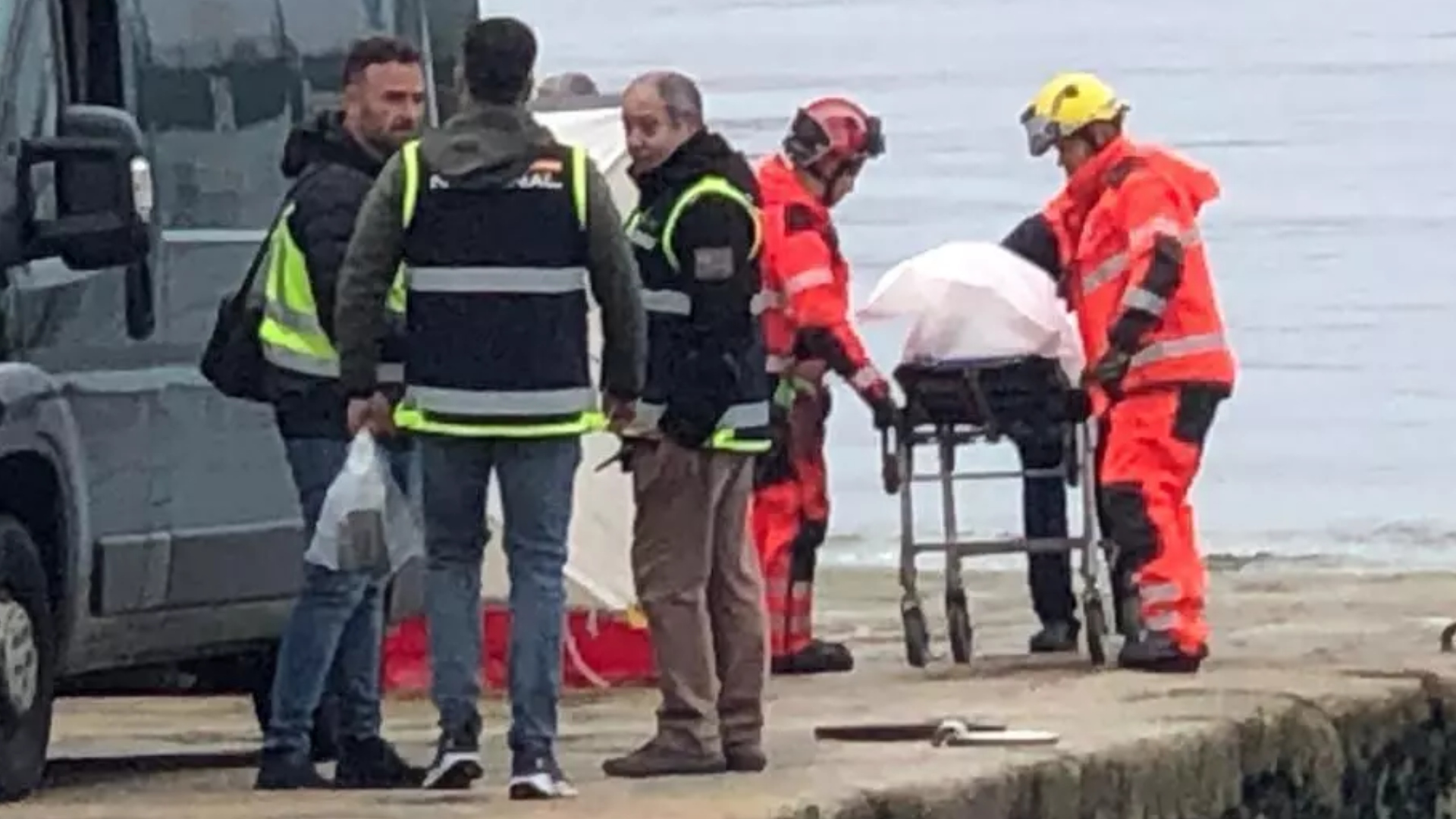 El operativo desplegado tras la aparición de un cadáver encadenado en el puerto de Ribeira | CEDIDA