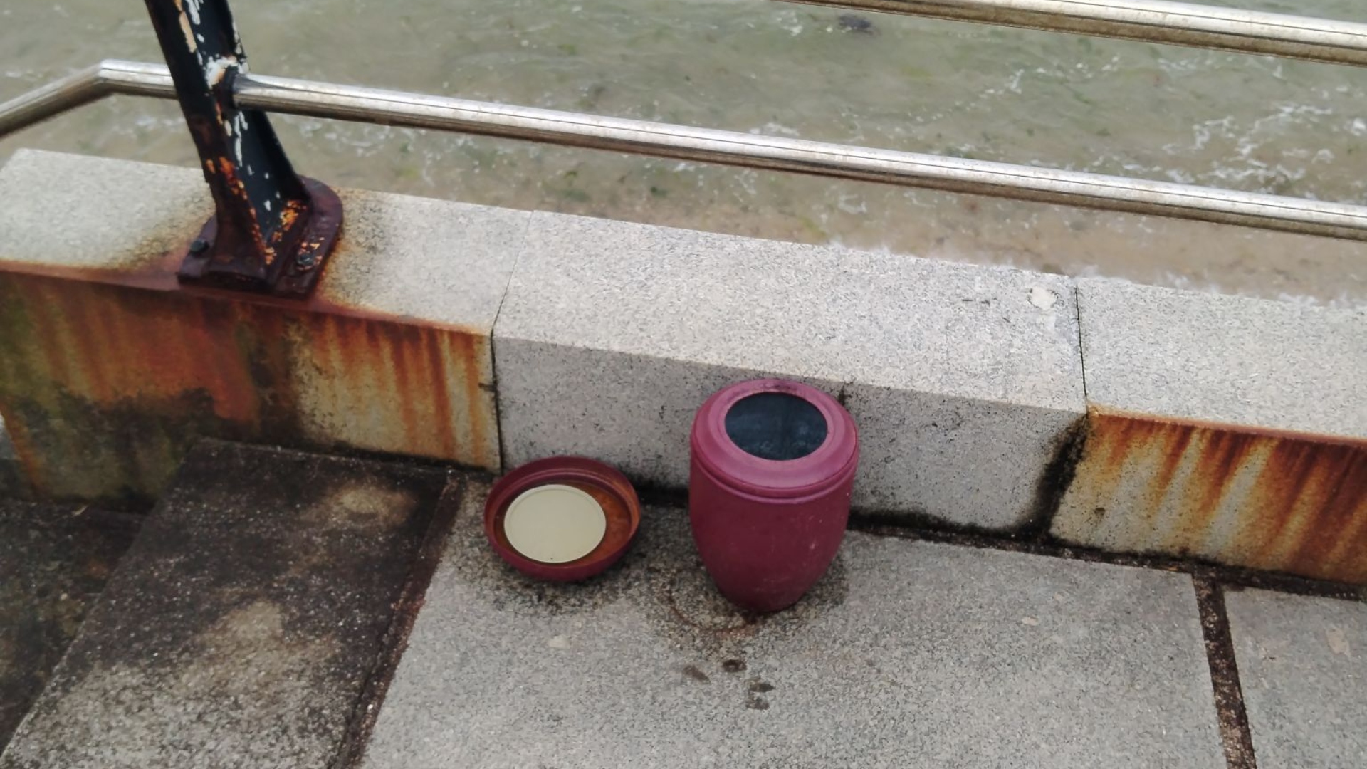 La urna funeraria vacía depositada en el paseo marítimo junto a la playa de Coroso, en Ribeira | CAMBIEMOS RIBEIRA