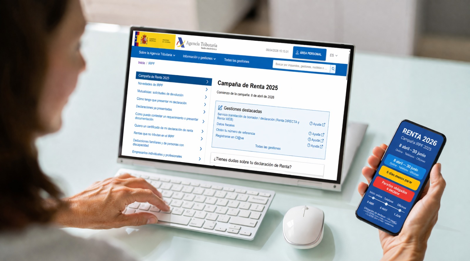 Una contribuyente revisa su declaración de la renta y la documentación necesaria para comprobar qué deducciones autonómicas puede aplicar en Galicia.