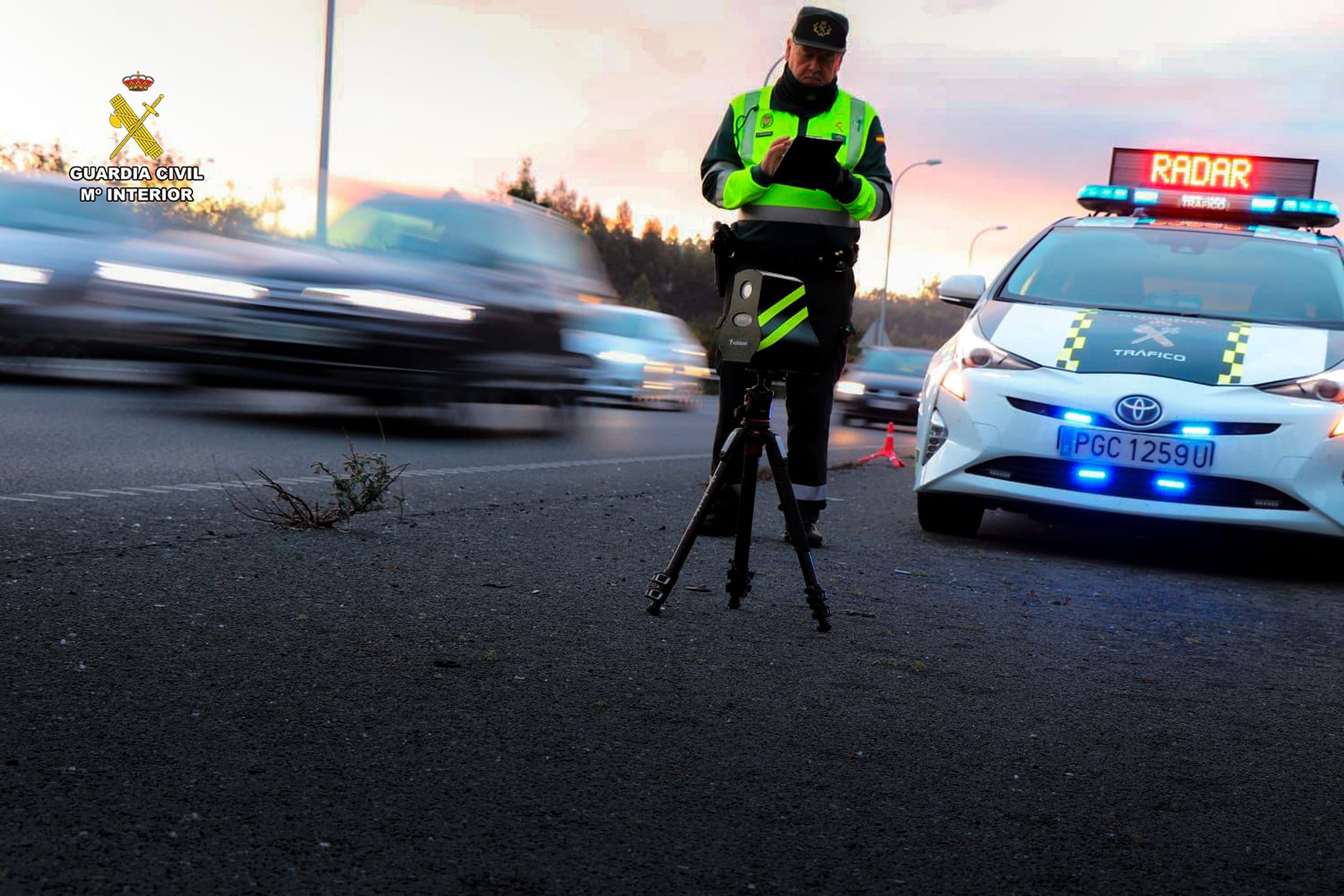 Agende de la Guardia Civil durante un control de tráfico | Guardia Civil
