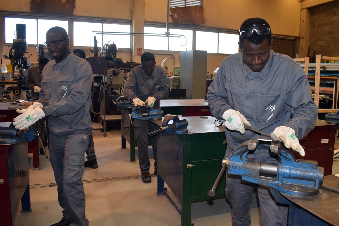 Quince inmigrantes en el taller de fabricación mecánica en el concello de Valga