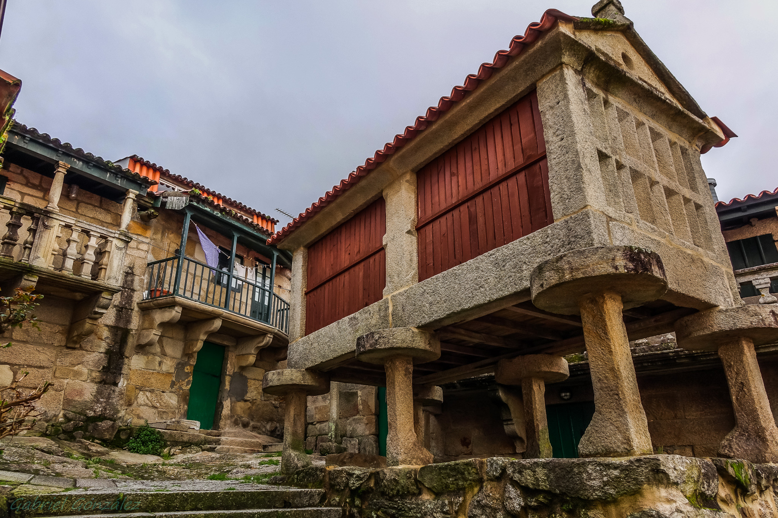 Hórreo gallego tradicional, emblema del patrimonio rural de Galicia | Gabriel González