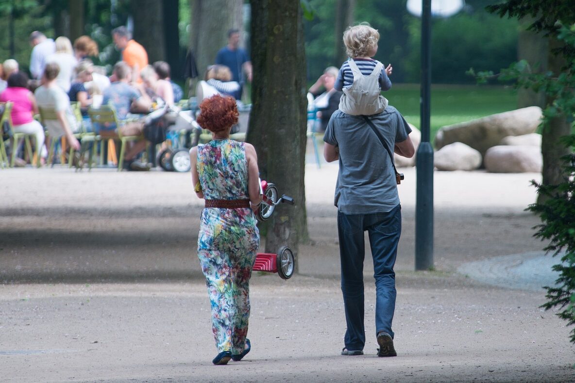 Eurostat confirma que en 2024 la tasa total de fecundidad de la UE descendió hasta 1,34 hijos por mujer, el nivel más bajo de su serie reciente.