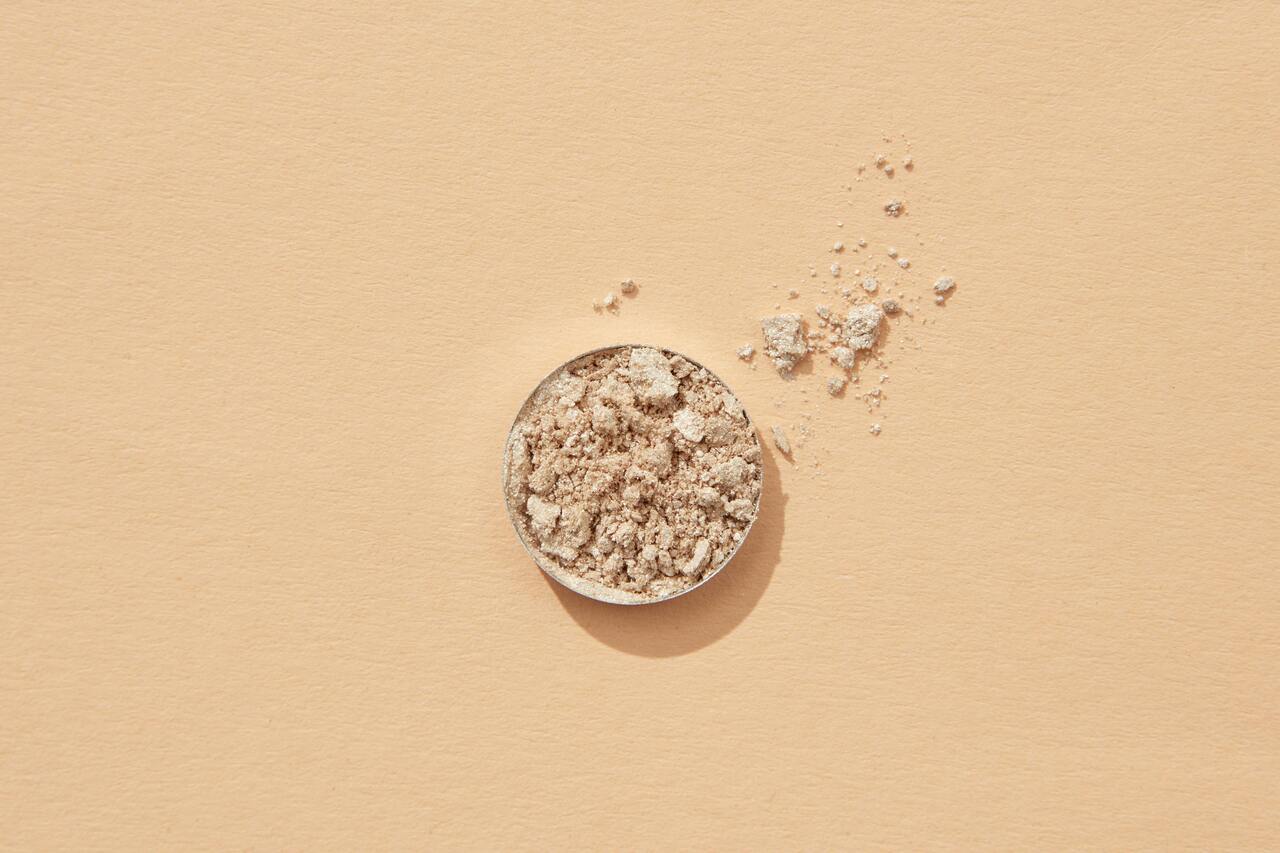 El formato en polvo es muy versátil, y queda genial en batidos, yogures o mezclada en bebidas vegetales