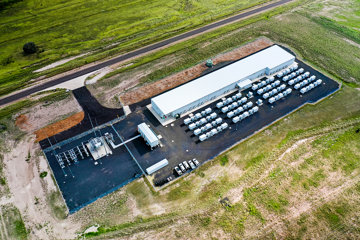 Vista dunha planta de almacenamento eléctrico con tecnoloxía BESS. O proxecto de Field Energy en Ordes prevé 160 contedores e 40 bloques de potencia.