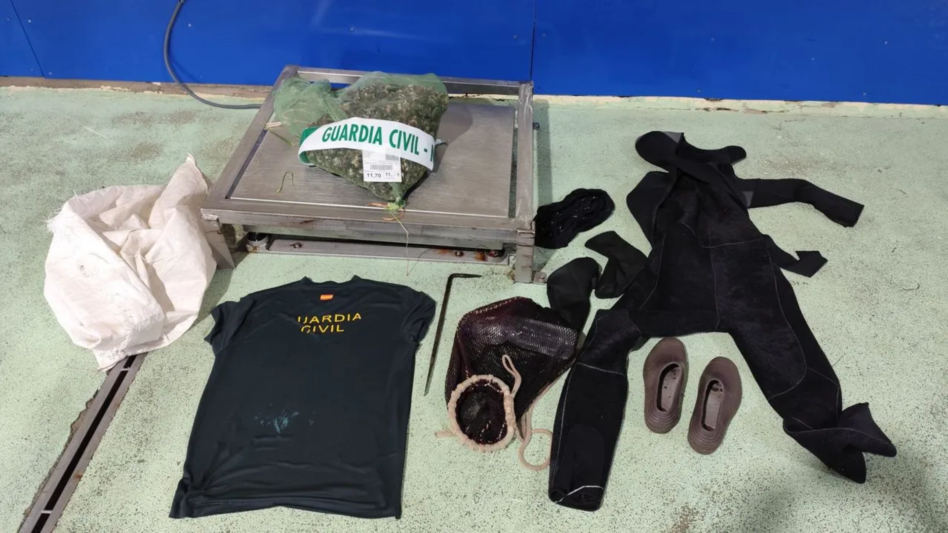 Utensilios, vestimenta y marisco decomisados al infractor | Guardia Civil