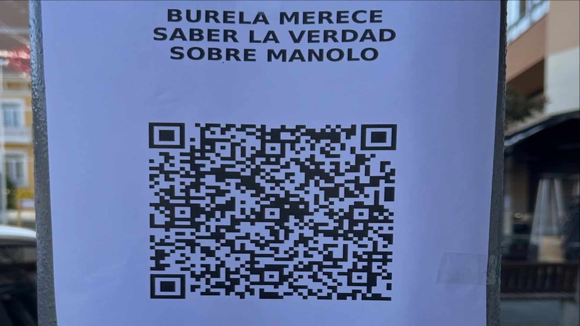 Uno de los carteles con el código QR colgados por Burela | @tutti35377