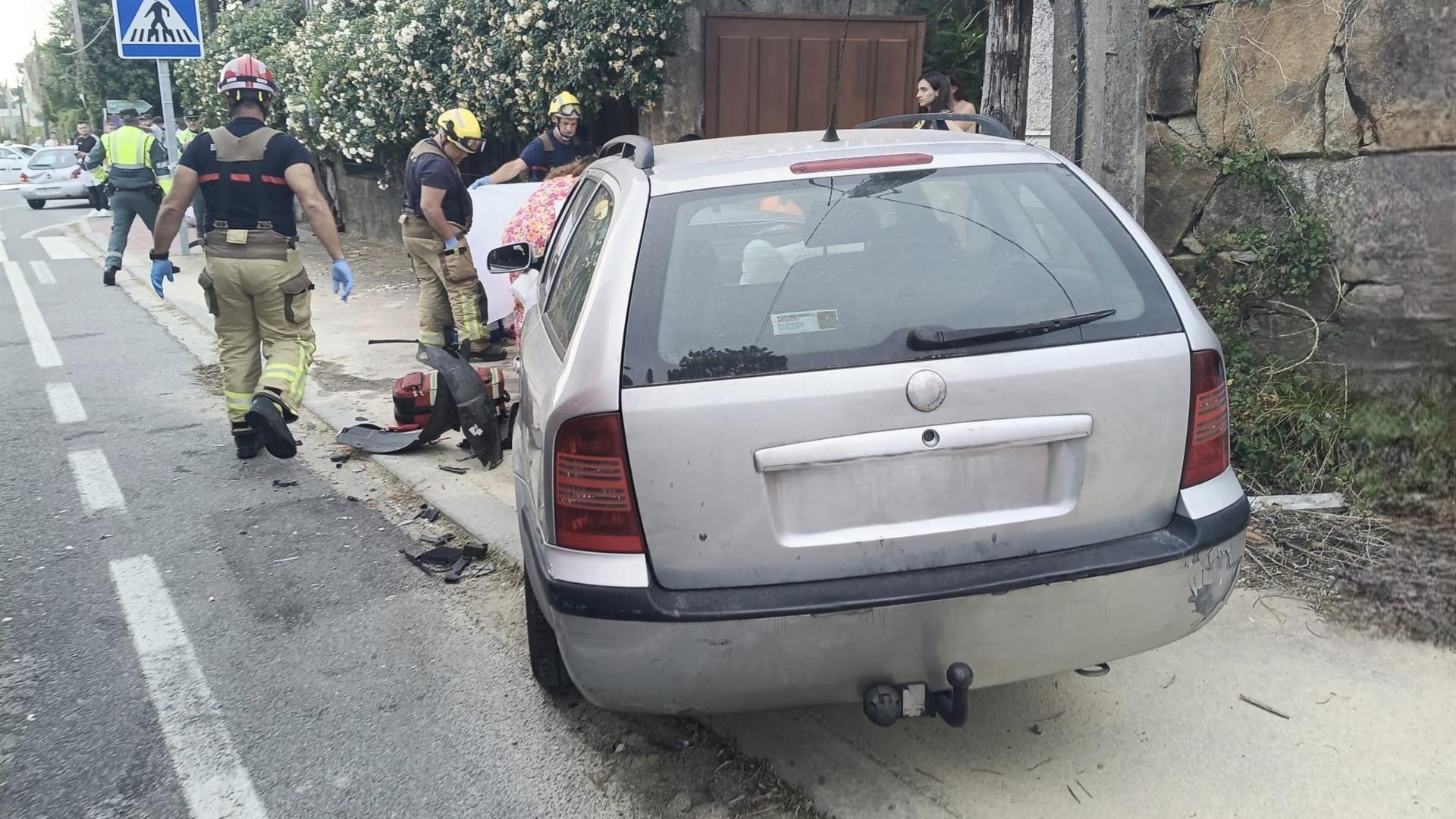 El vehículo que invadió la acera en Areas, en Sanxenxo, arrollando a tres personas y matando a una de ellas | CONCELLO DE SANXENXO