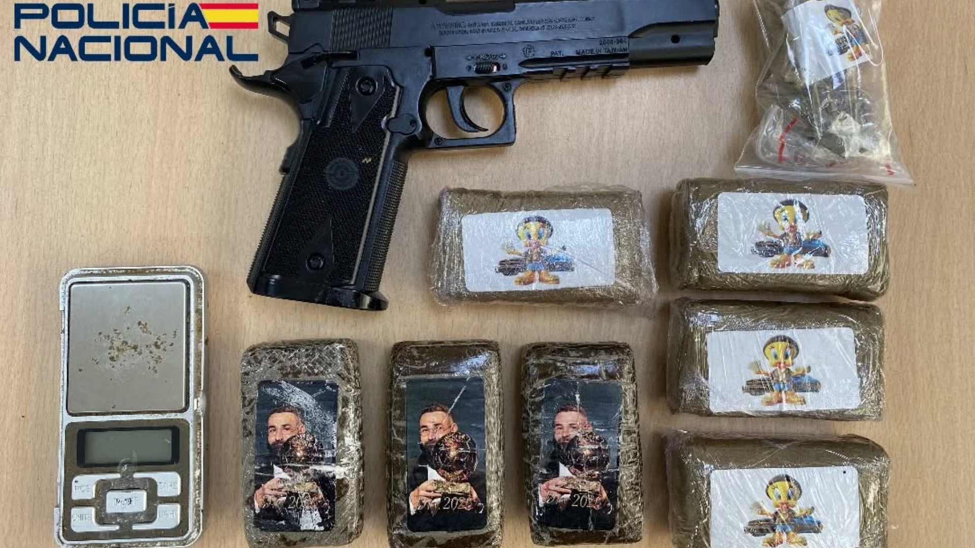 La droga incautada en Ferrol en bolsas con las imágenes de Benzema y Piolín | POLICÍA NACIONAL