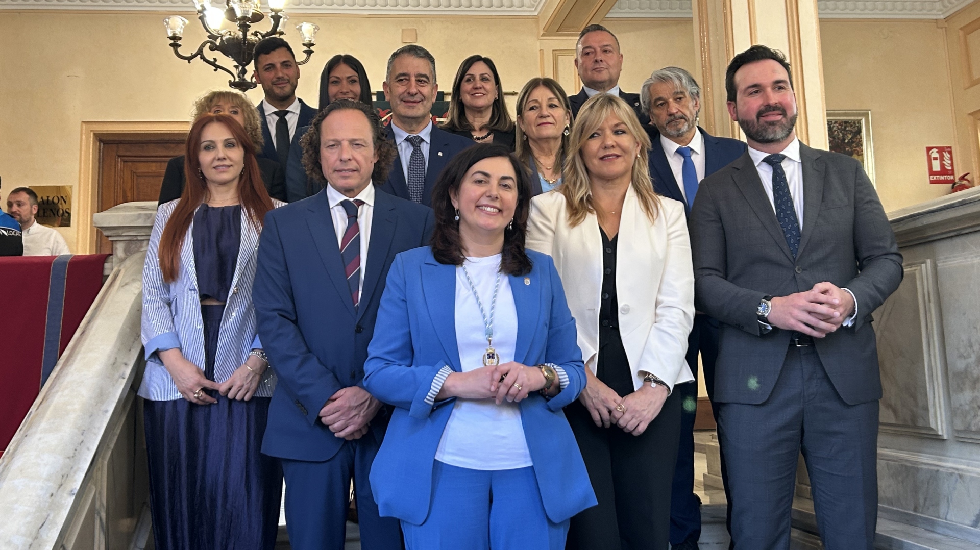 Foto de familia del nuevo Gobierno de Lugo, encabezado por la popular Elena Candia y con la tránsfuga María Reigosa como asesora.