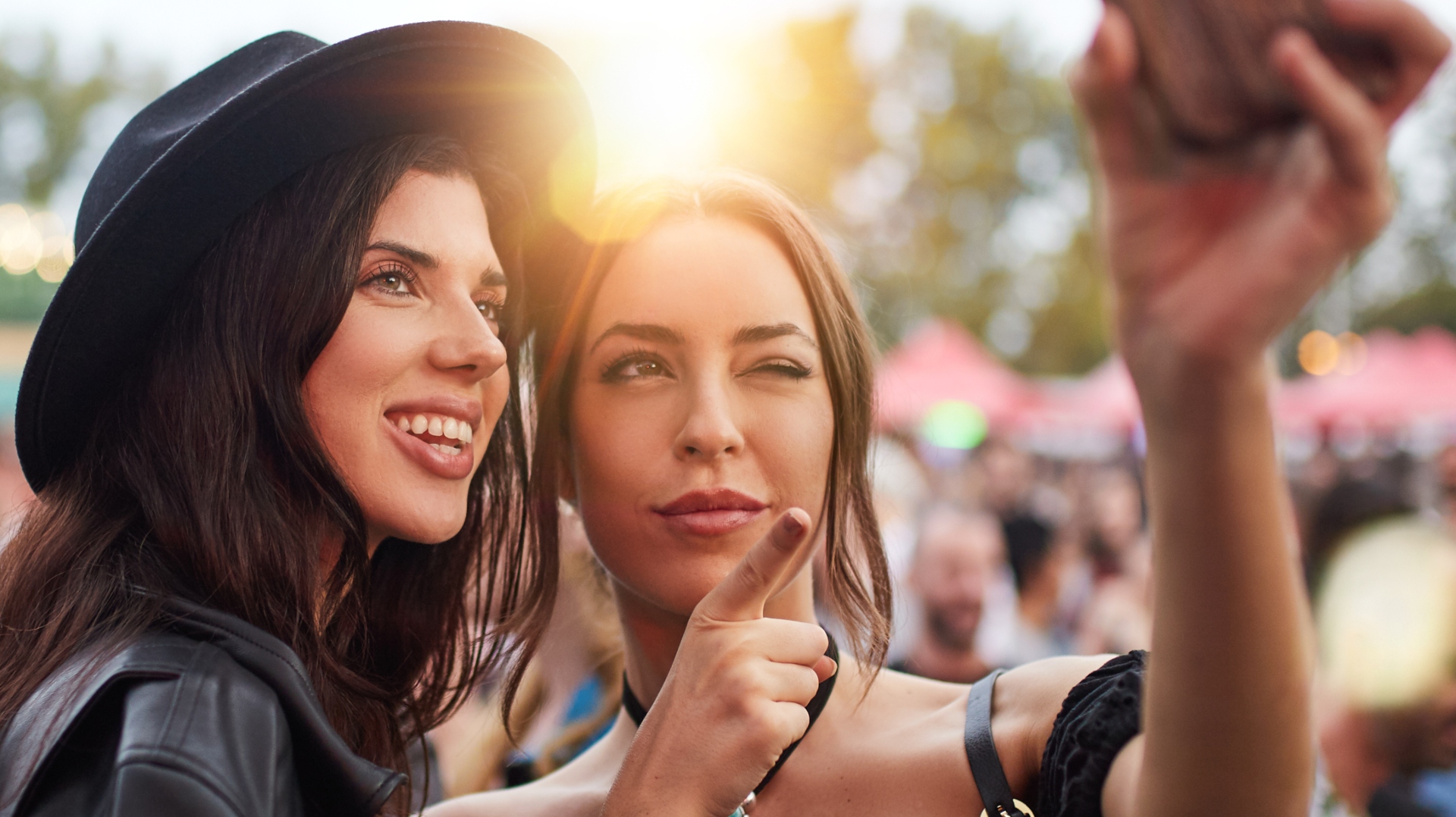Imagen promocional de la oferta de empleo como "testeador de festivales" | NORTEMPO