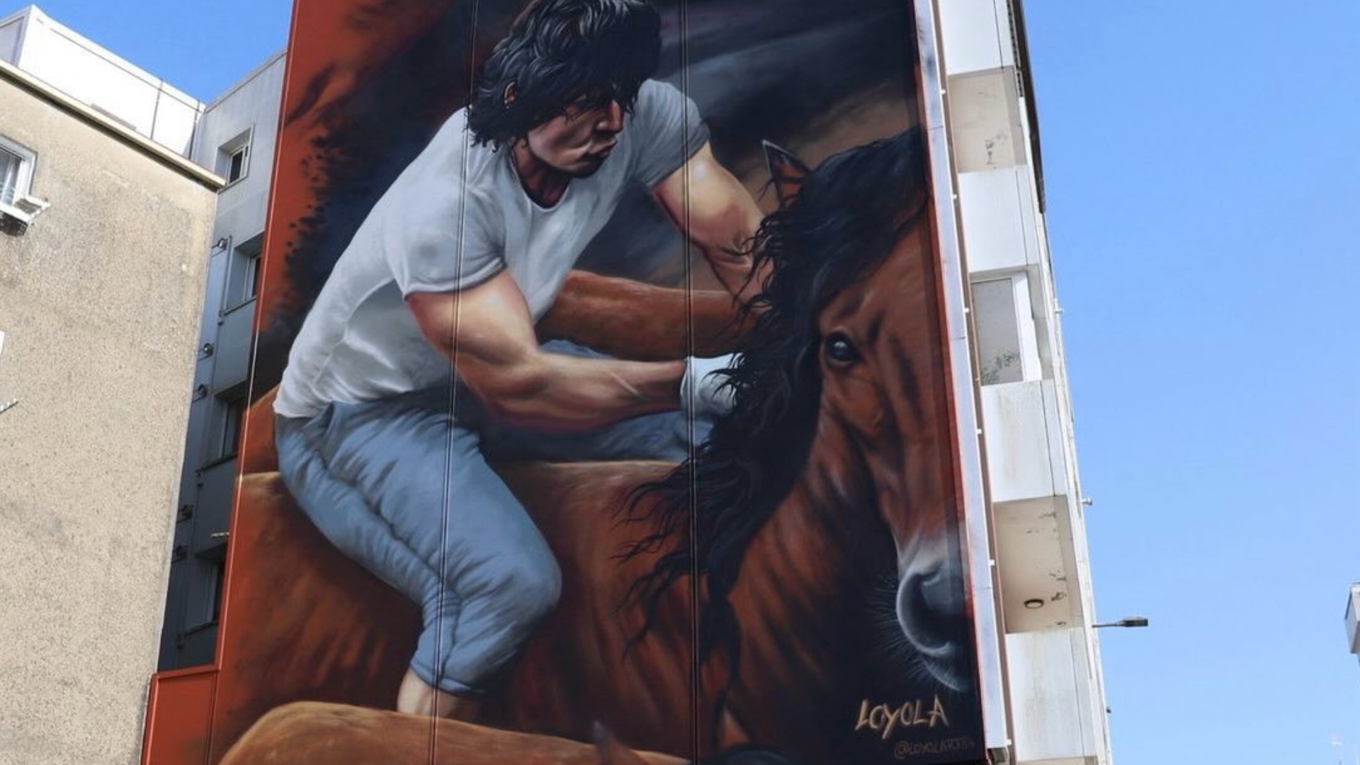 O home a beste mural A Estrada Rapa das Bestas Pablo Loyola