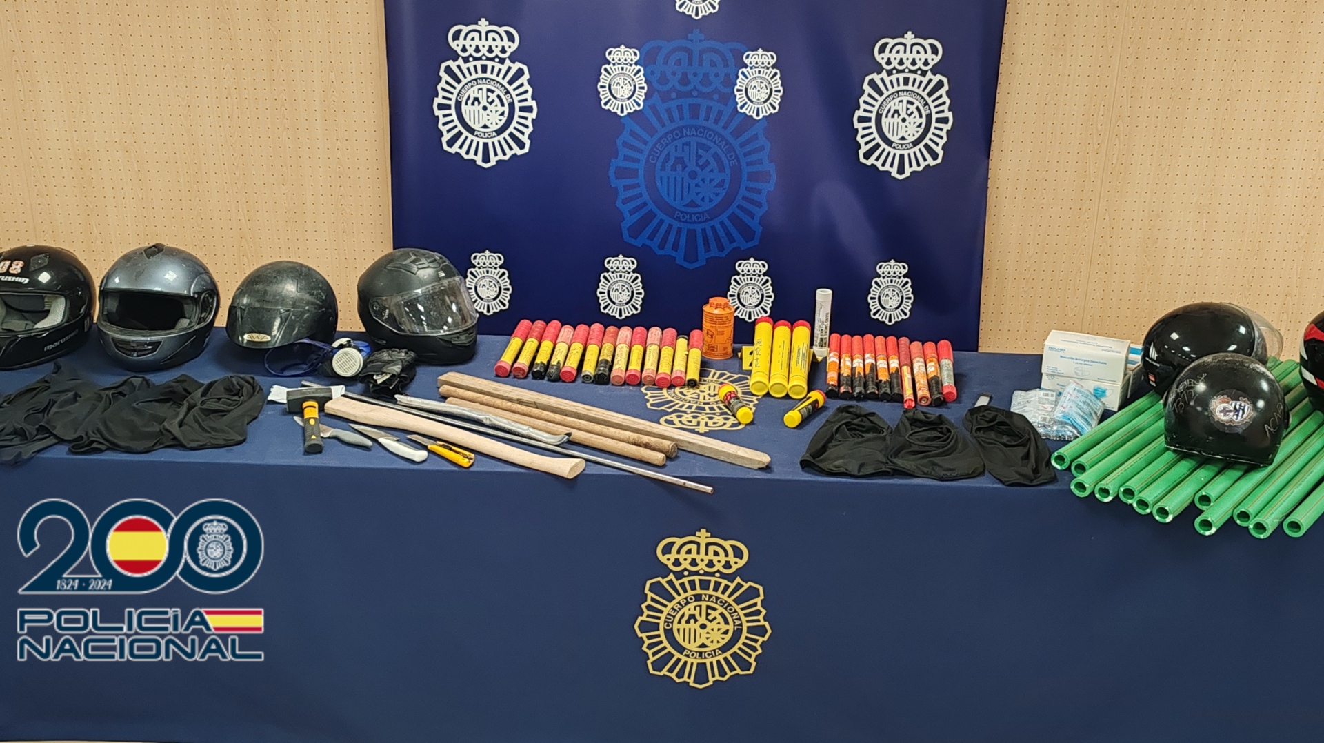 El material incautado por la Policía Nacional en un local frecuentado por los Riazor Blues | POLICÍA NACIONAL