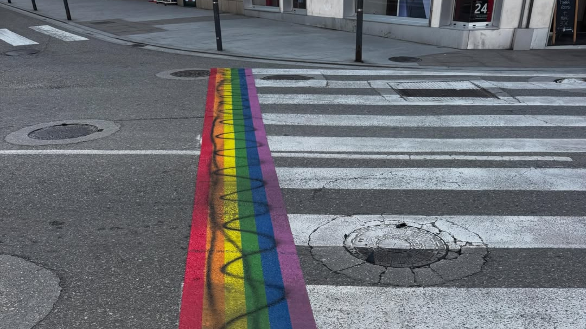 Ponteareas paso de peatones bandera LGTBIQ+ vandalismo