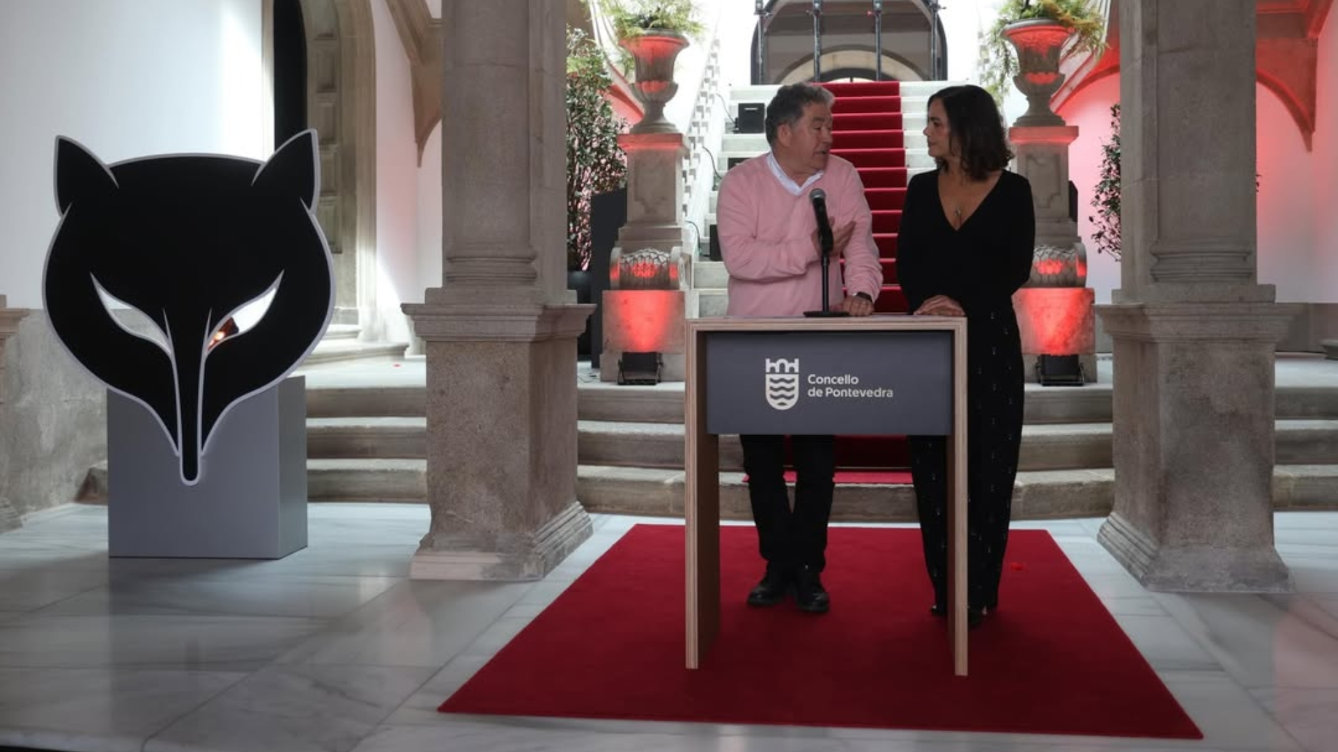 El alcalde de Pontevedra, Miguel Anxo Fernández Lores, y la vicepresidenta segunda de la Asociación de Informadores Cinematográficos de España (AICE), Elena S. Sánchez, en la presentación de los Premios Feroz 2027 | CONCELLO DE PONTEVEDRA