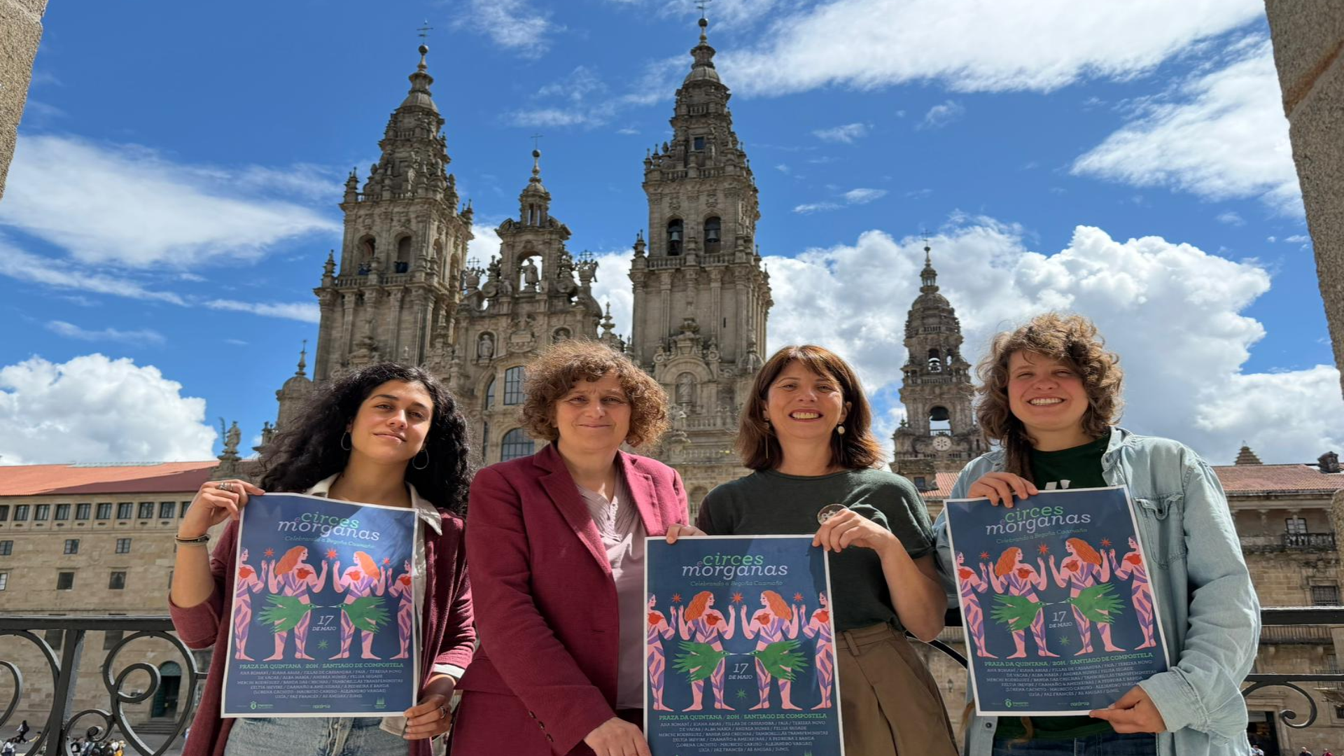 A deputada de Igualdade e Lingua, Sol Agra e a alcaldesa, Goretti Sanmartín Rei, xunto a Paula González, de Nordesía, e a cantante e música Zeltia Irevire durante a presentación en Santiago de Compostela | Deputación da Coruña