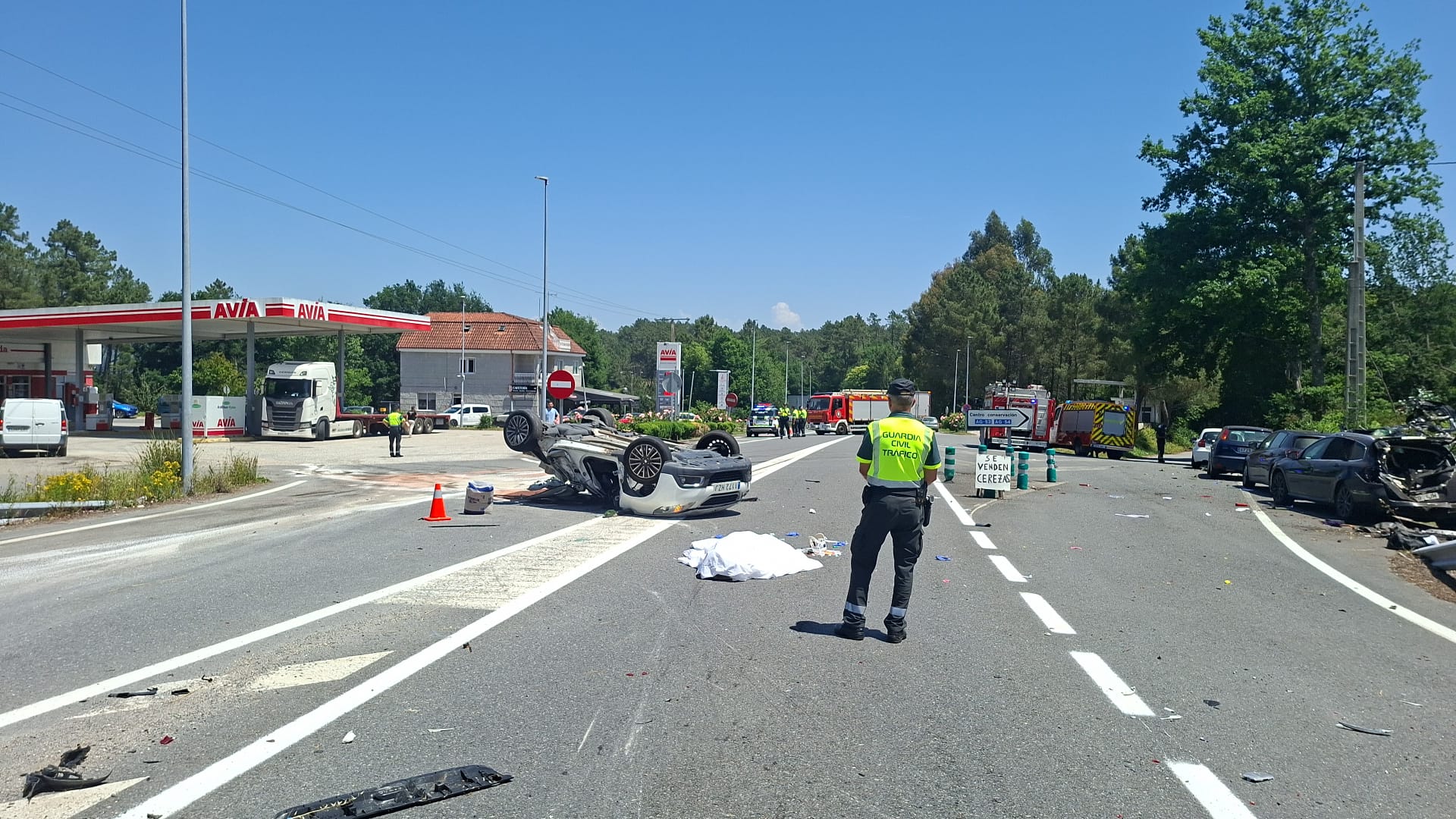 Imagen del momento del accidente en O Carballiño durante la actuación de los equipos de emergencia | Guardia Civil de Ourense