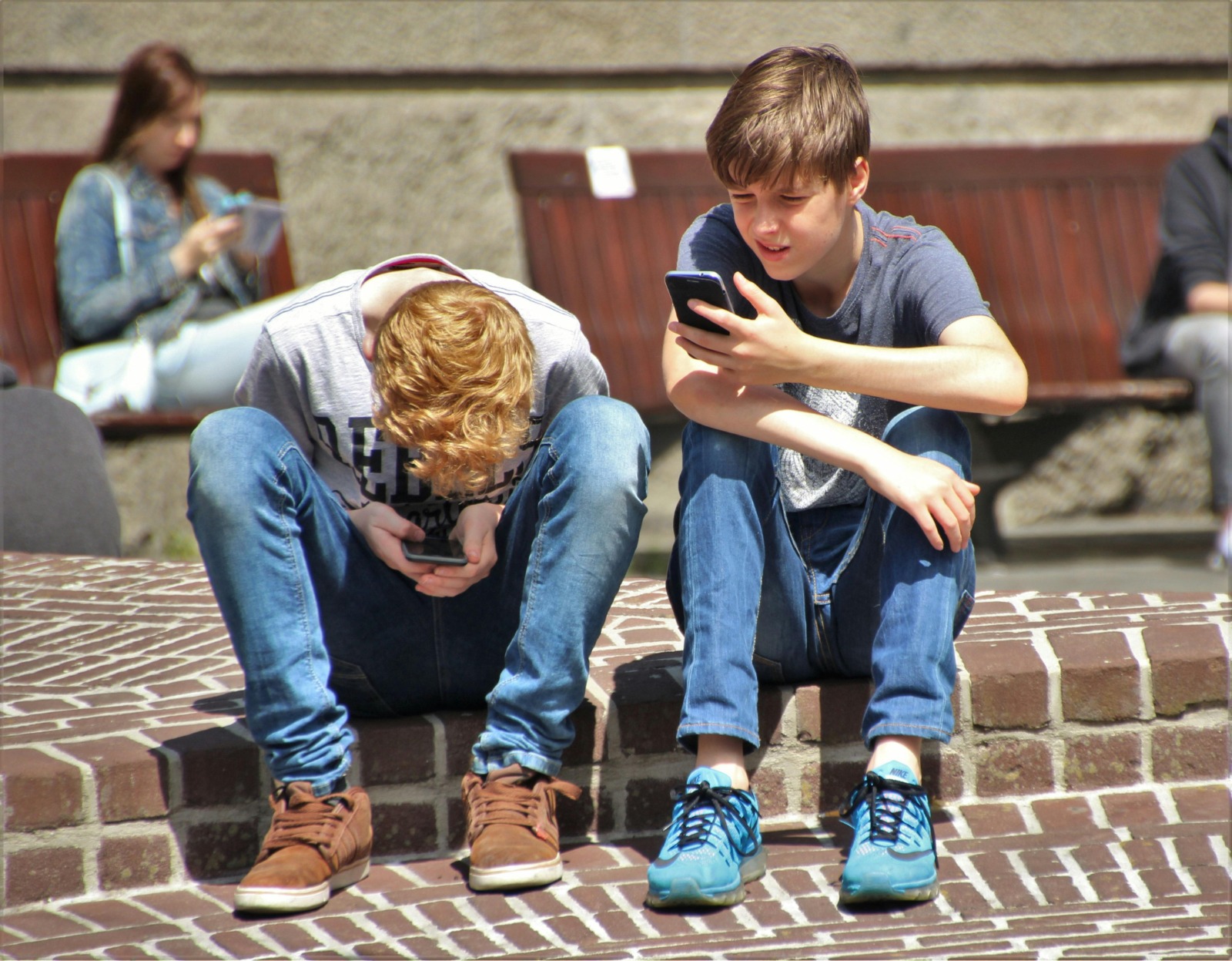 Adolescentes con el móvil en el instituto | Archivo