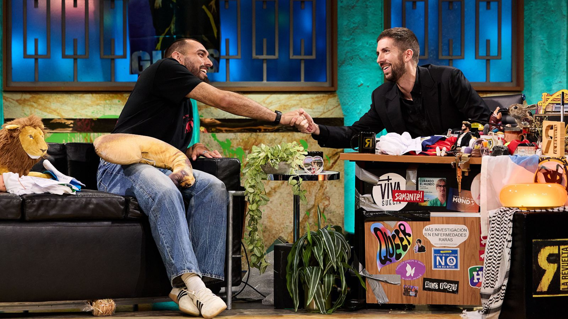 Borja Iglesias junto a David Broncano durante su entrevista en La Revuelta | RTVE