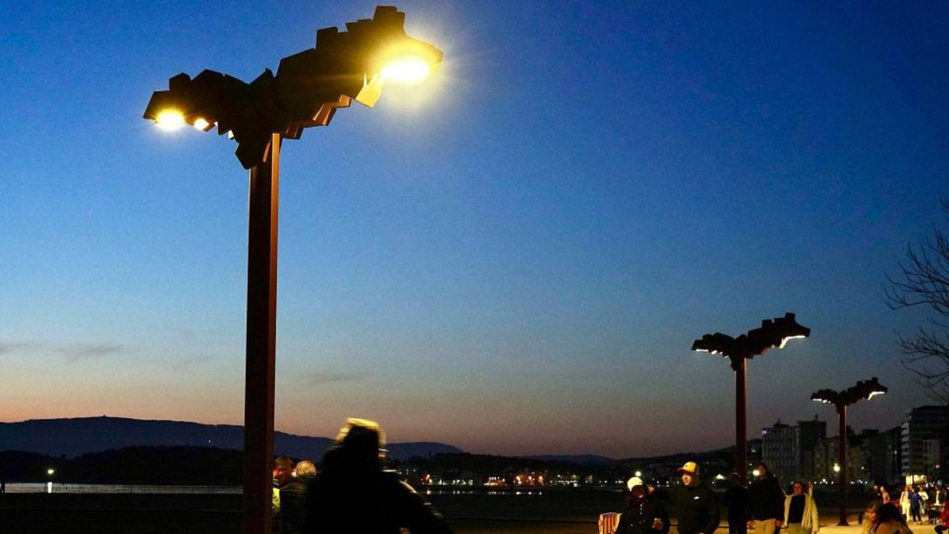 As novas 'Sea Birds' iluminando o paseo da praia | Concello de Vilagarcía