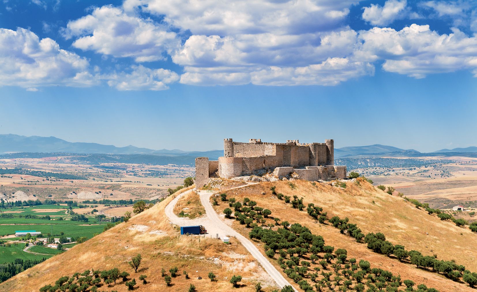 El Castillo de Jadraque, conocido como el “castillo del Cid”, domina el valle del Henares desde una posición estratégica y constituye uno de los enclaves más emblemáticos vinculados a la ruta literaria inspirada en el Poema del Mío Cid.
