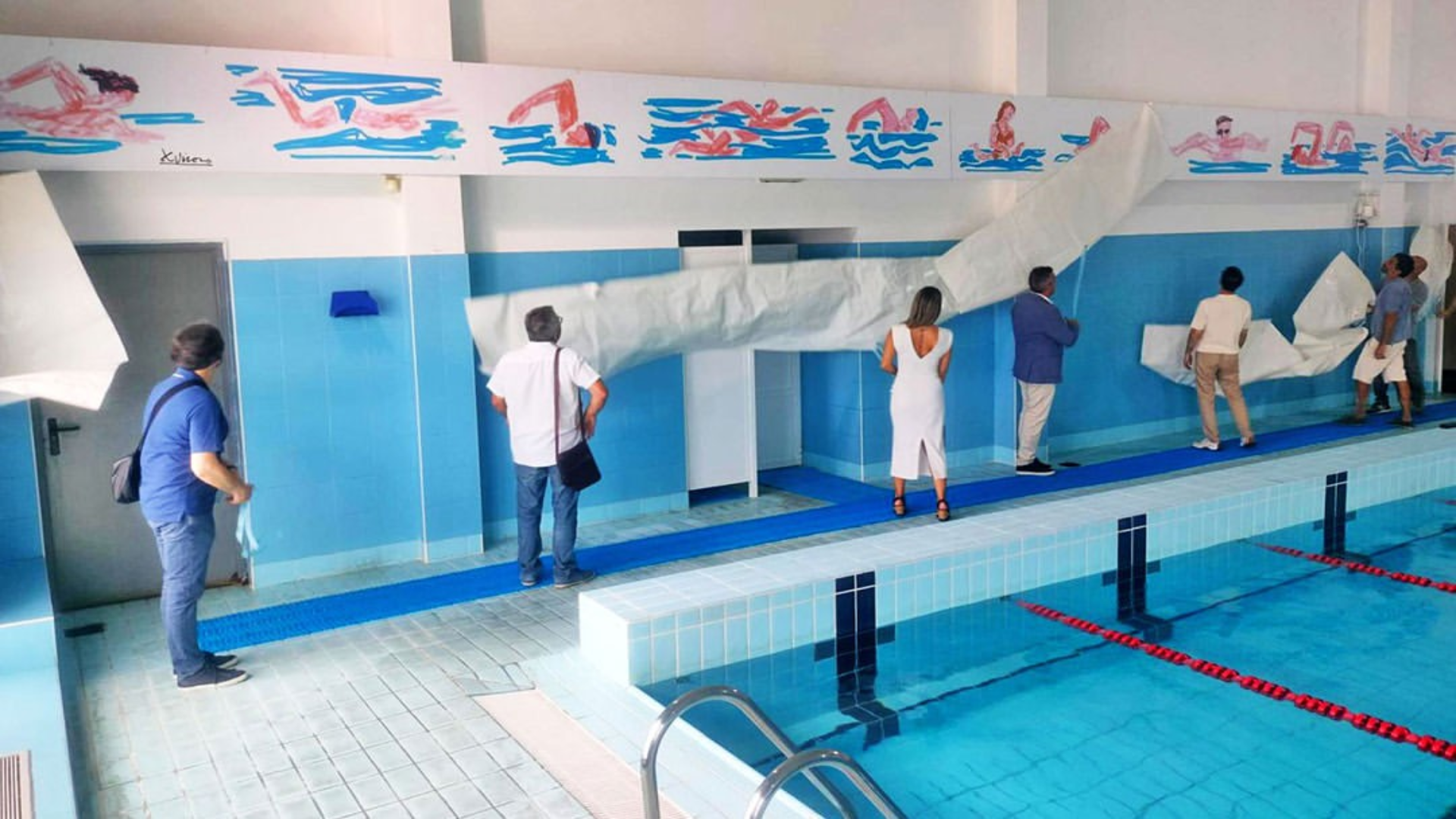 O novo mural da piscina de Padrón elaborado polo artista brionés Xosé Vizoso | Concello de Brión
