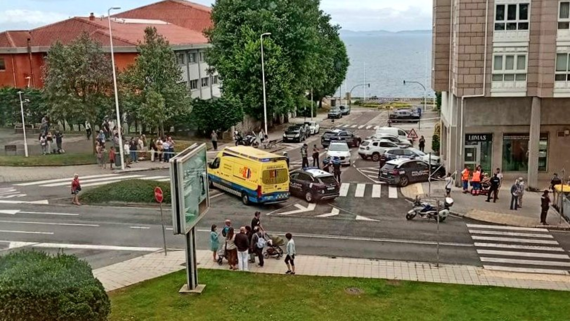 La intervención tras el apuñalamiento mortal en la Travesía dos Rosales, en A Coruña | @ELOYTP