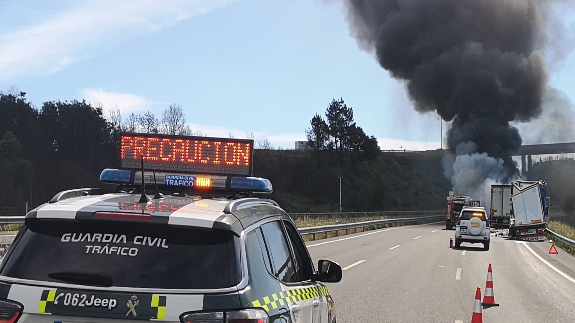 Imagen del accidente en el que ardió uno de los camiones | Guardia Civil de Ourense