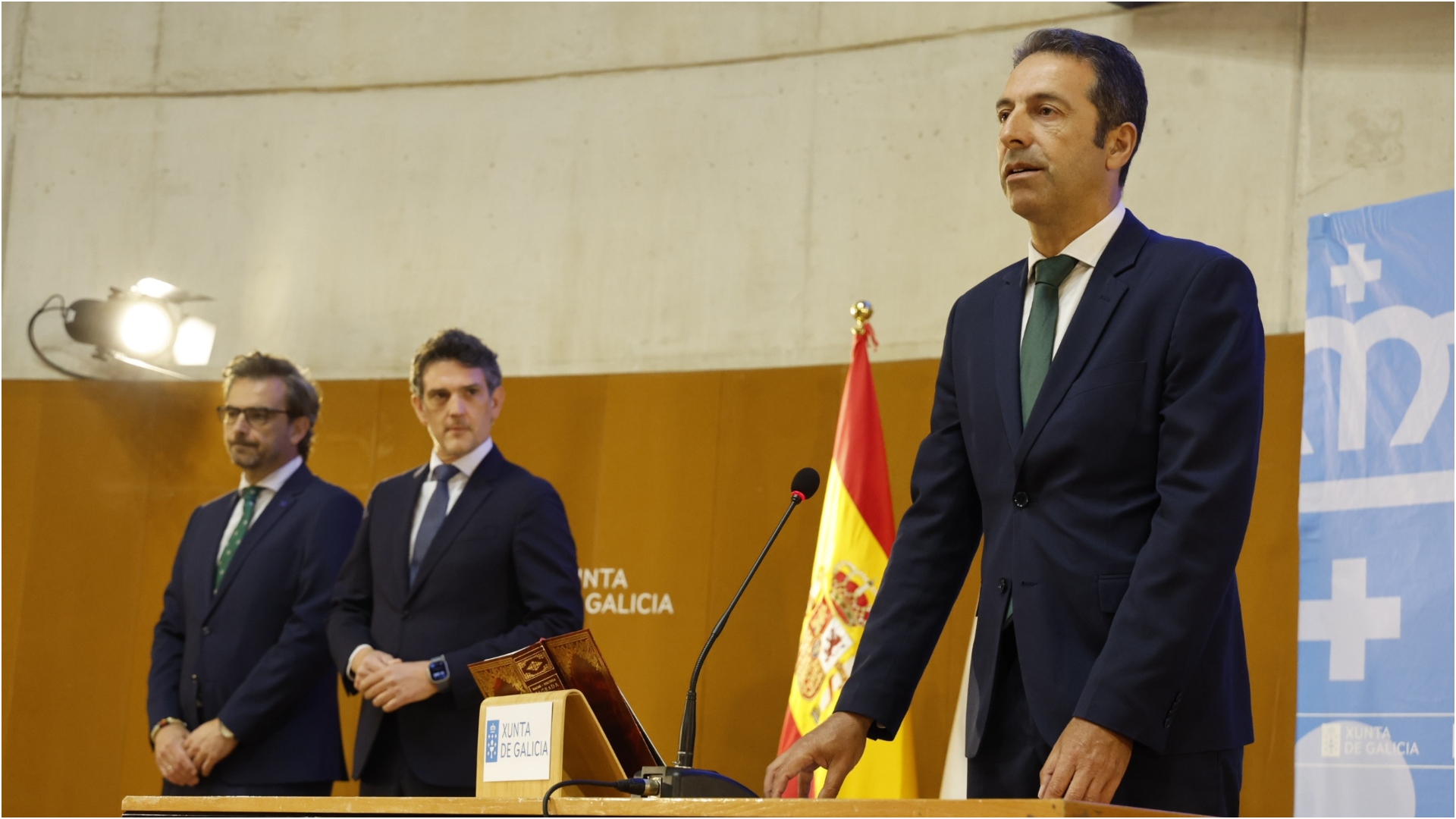 El nuevo delegado de la Xunta en Lugo, Alfonso Villares, en su toma de posesión junto a su predecesor, Javier Arias, y el vicepresidente autonómico, Diego Calvo |  XUNTA