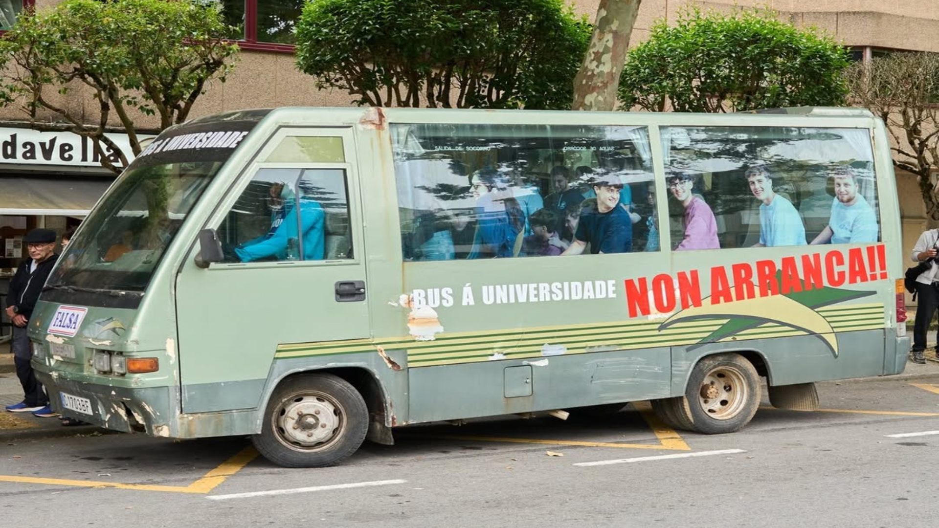 O autobús colocado polo concello na parada de Santa Cristina | Concello de Oleiros