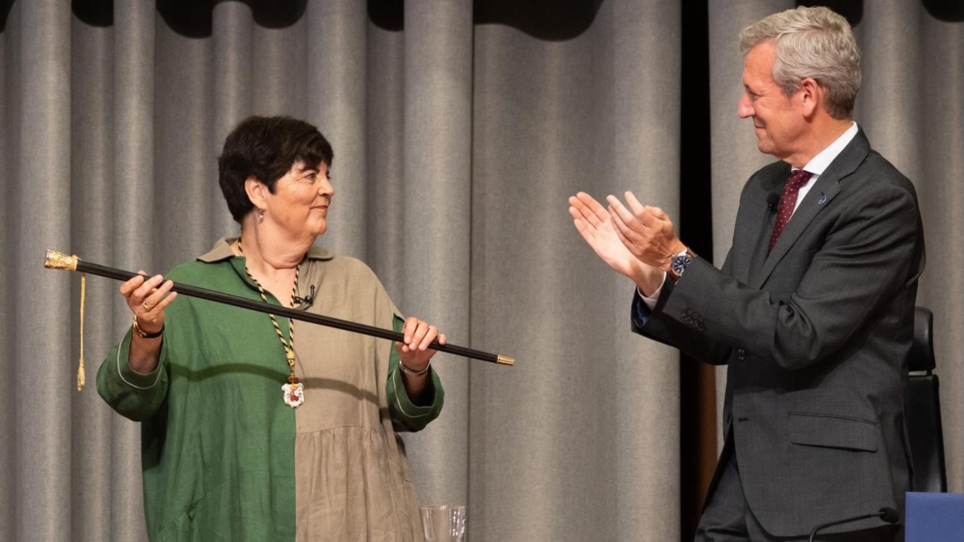 A nova reitora da Universidade de Vigo, Carmen García Mateo, na súa toma de posesión xunto ó presidente da Xunta, Alfonso Rueda | XUNTA DE GALICIA