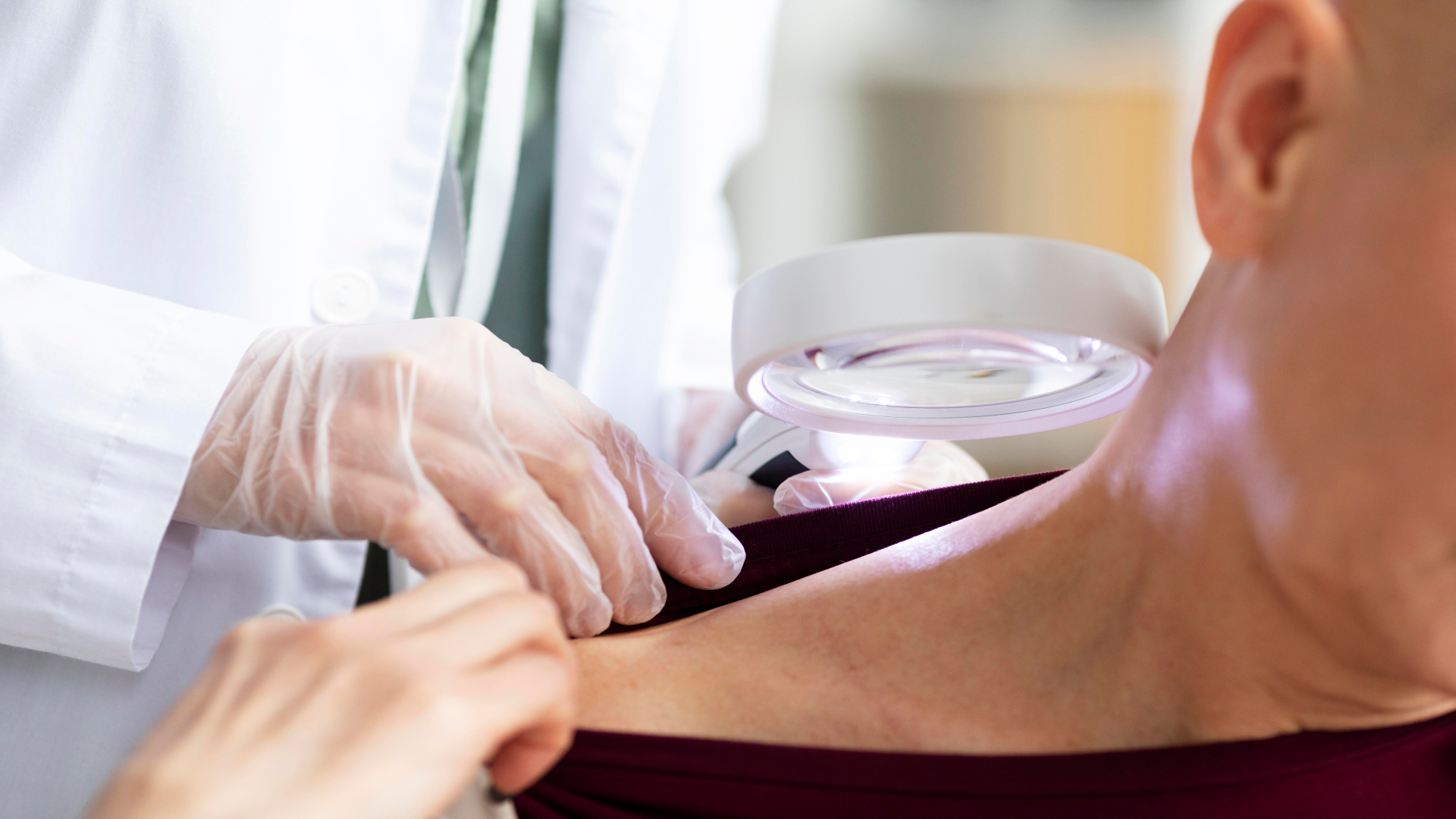 Un médico chequeando la piel de un paciente | Freepik