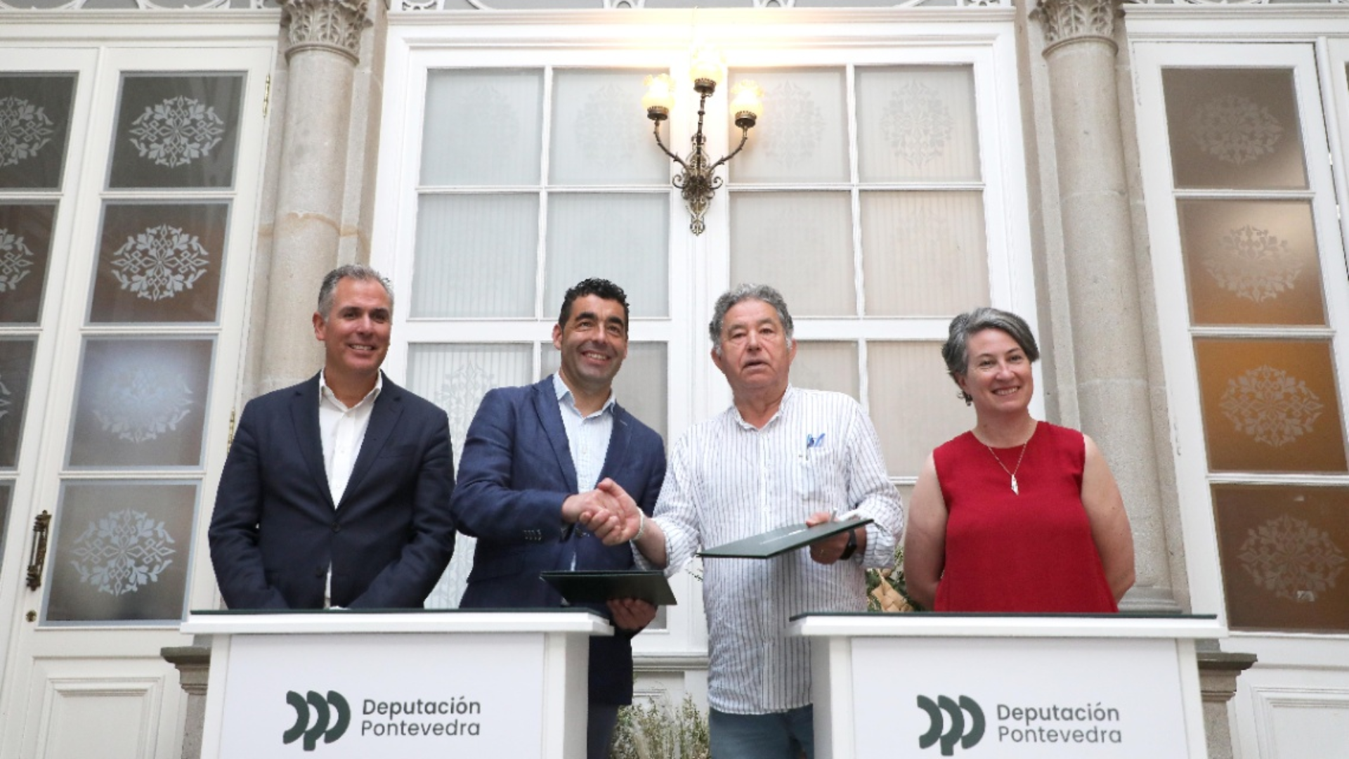 Luis López e Miguel Anxo Fernández Lores asinan o convenio para a reforma de Rosalía de Castro | Deputación de Pontevedra