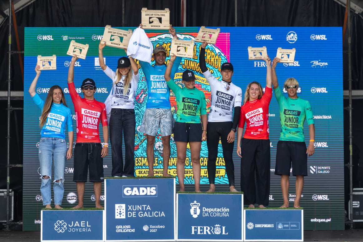 Los campeones y subcampeones júnior, junto a los terceros clasificados, posan en el podio tras las finales en la playa de Esmelle