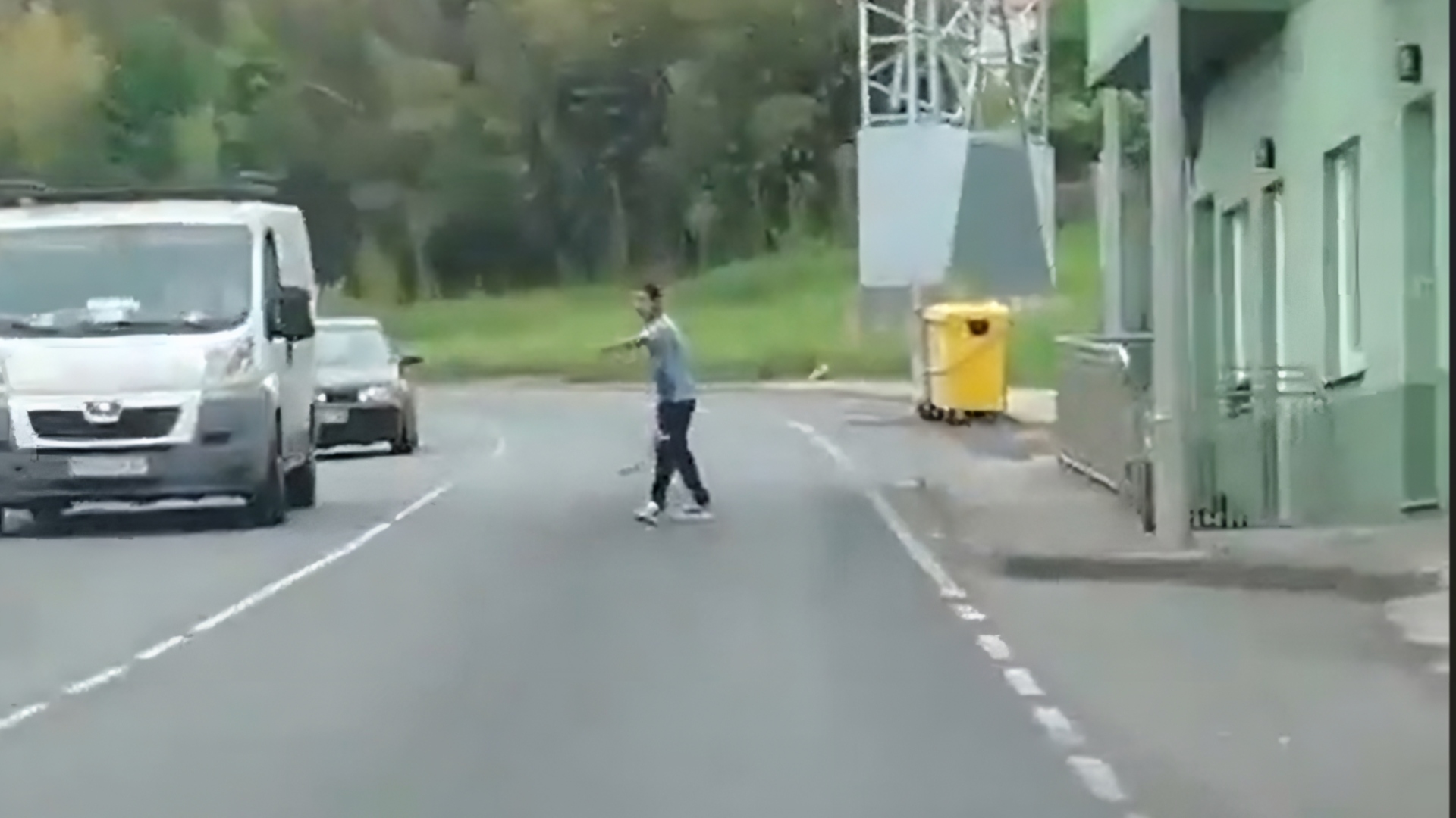 Captura de un vídeo que circula en redes sociales del agresor con la hoz en Fene.
