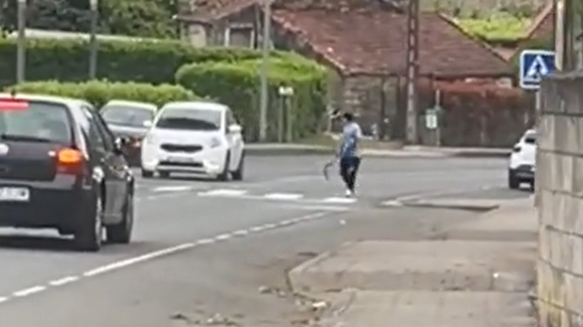 Captura de un vídeo que circula en redes sociales del agresor con la hoz en Fene.