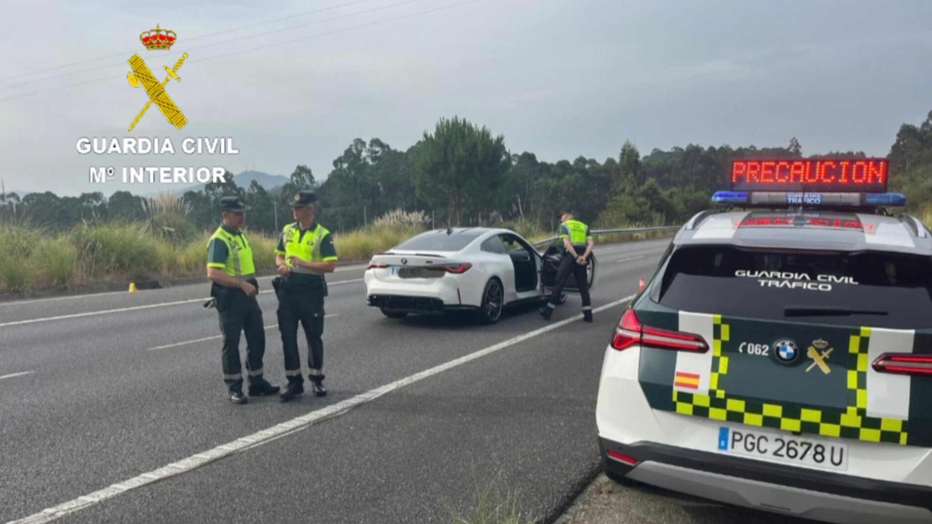 Agentes de la Guardia Civil durante la reconstrucción del accidente | Guardia Civil de Pontevedra