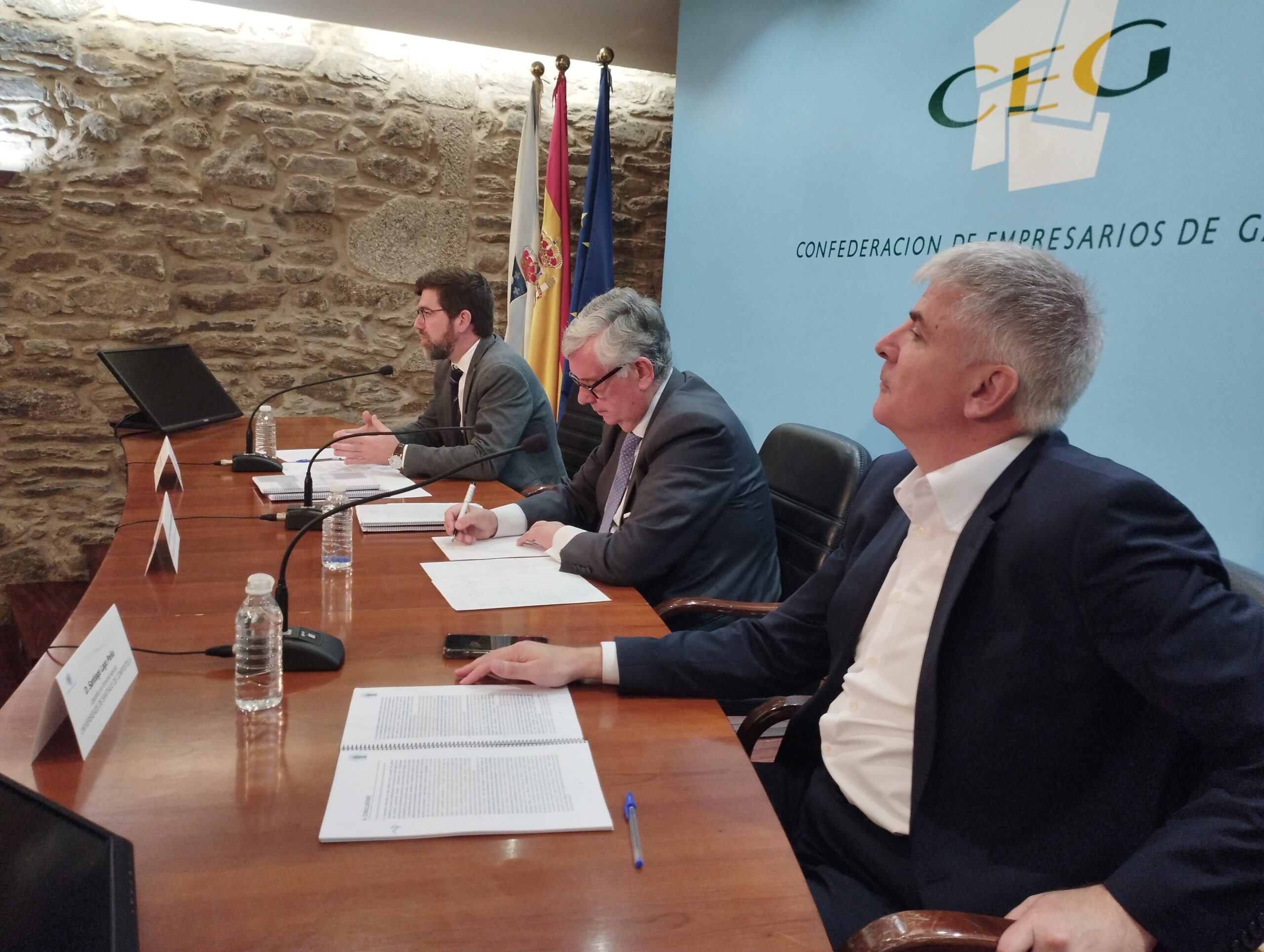 El presidente de la CEG, Juan Manuel Vieites; el director del Foro Económico de Galicia, Santiago Lago; y el secretario xeral de Emprego, Pablo Fernández, durante la presentación del informe sobre absentismo laboral en la sede de la patronal gallega