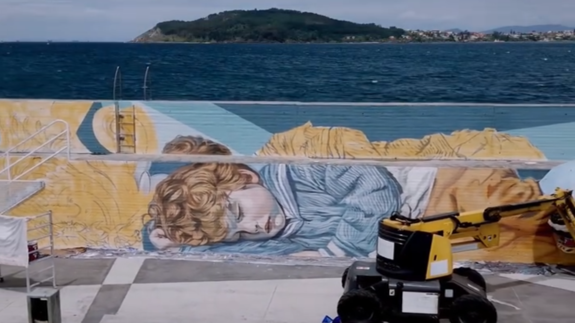Parte do mural elaborado pola artista Lula Goce no porto de Baiona | @lulagoce