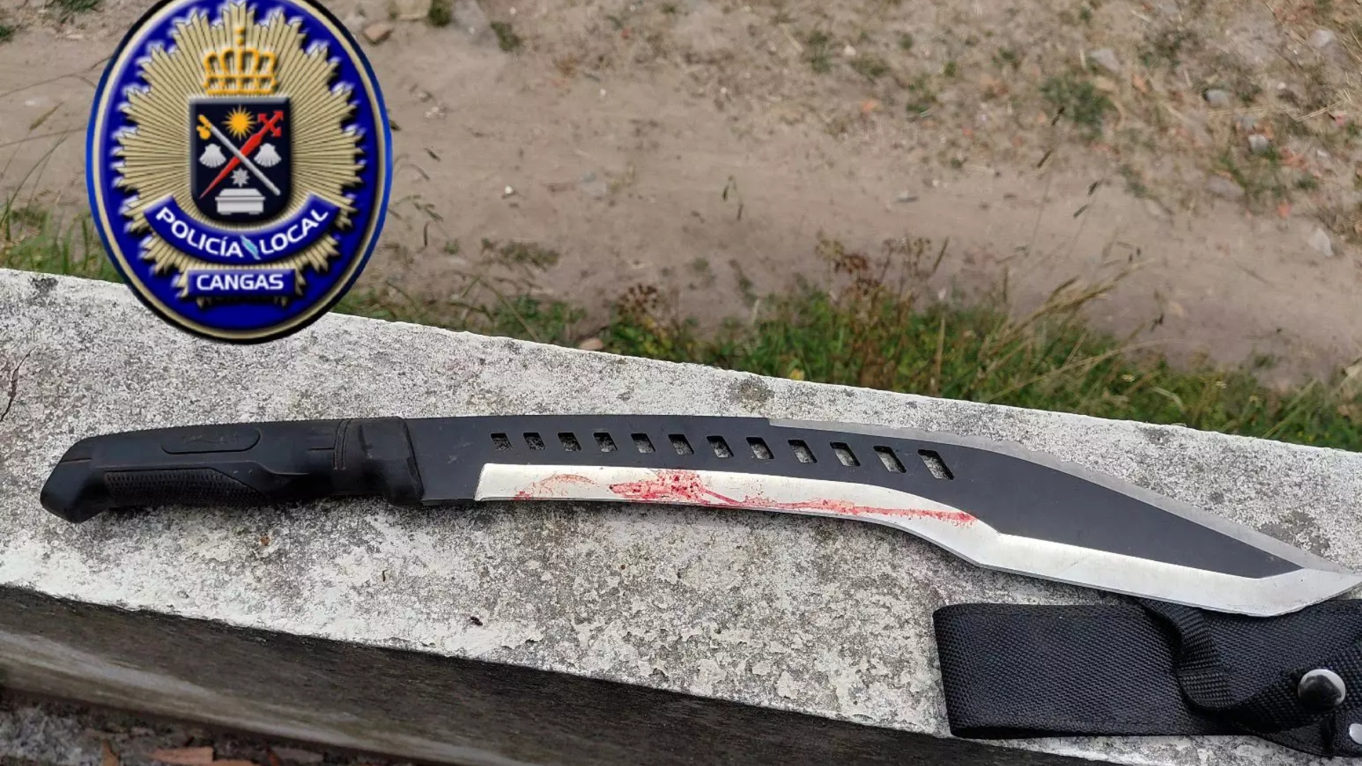 El machete con el que un hombre habría agredido a su tío en el barrio de A Madalena, en Cangas | POLICÍA LOCAL DE CANGAS
