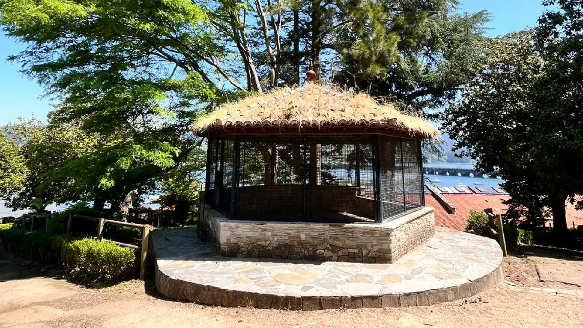 Paxareira dos Xardíns de Lombardero | Concello de Pontedeume