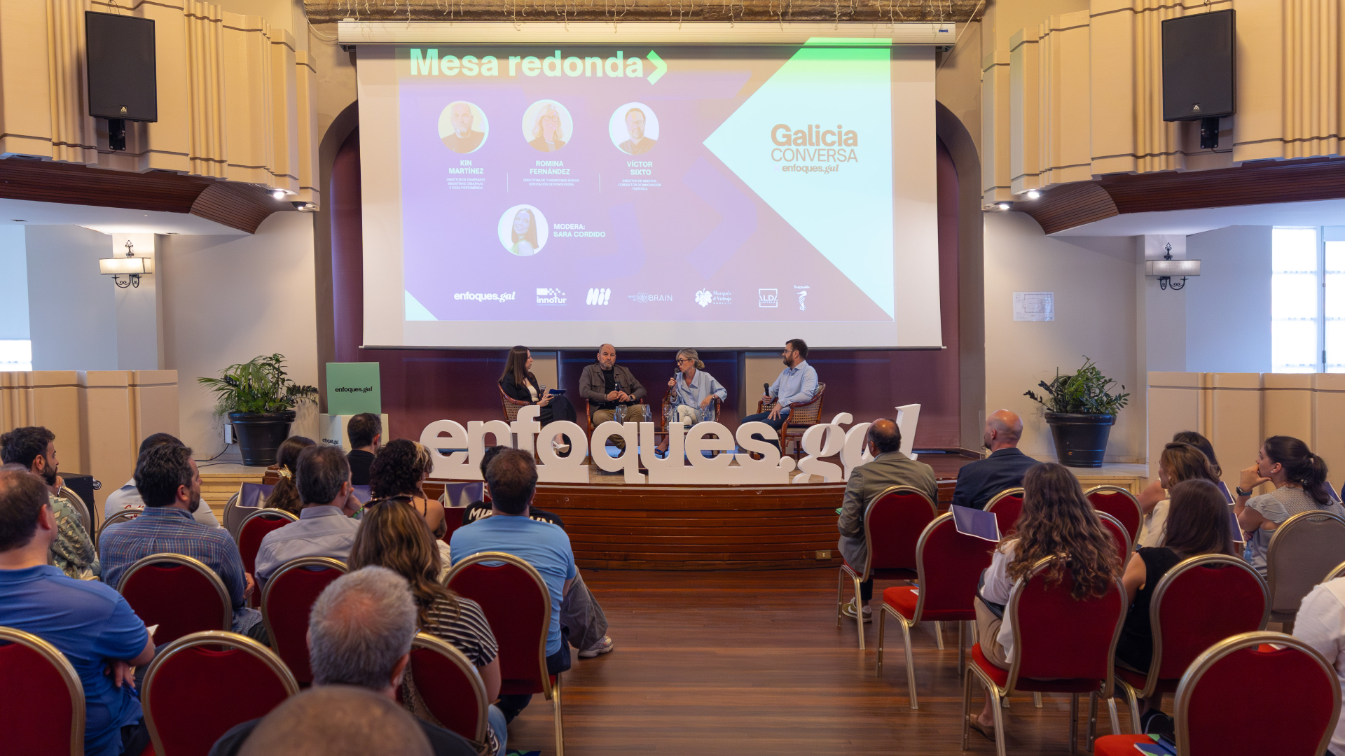 Kin Martínez, Romina Fernández e Víctor Sixto durante a mesa redonda do 'Galicia CONVERSA'