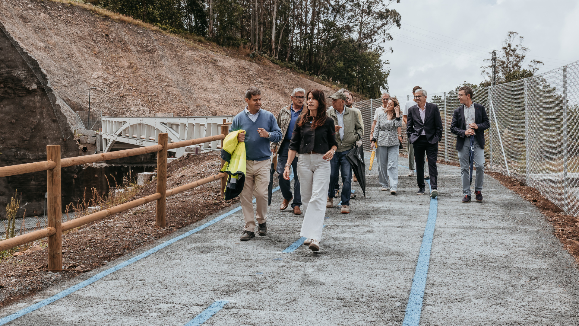 La conselleira de Infraestruturas, María Martínez Allegue, en su visita a las obras de la senda peatonal y ciclista entre O Milladoiro y Santiago | XUNTA
