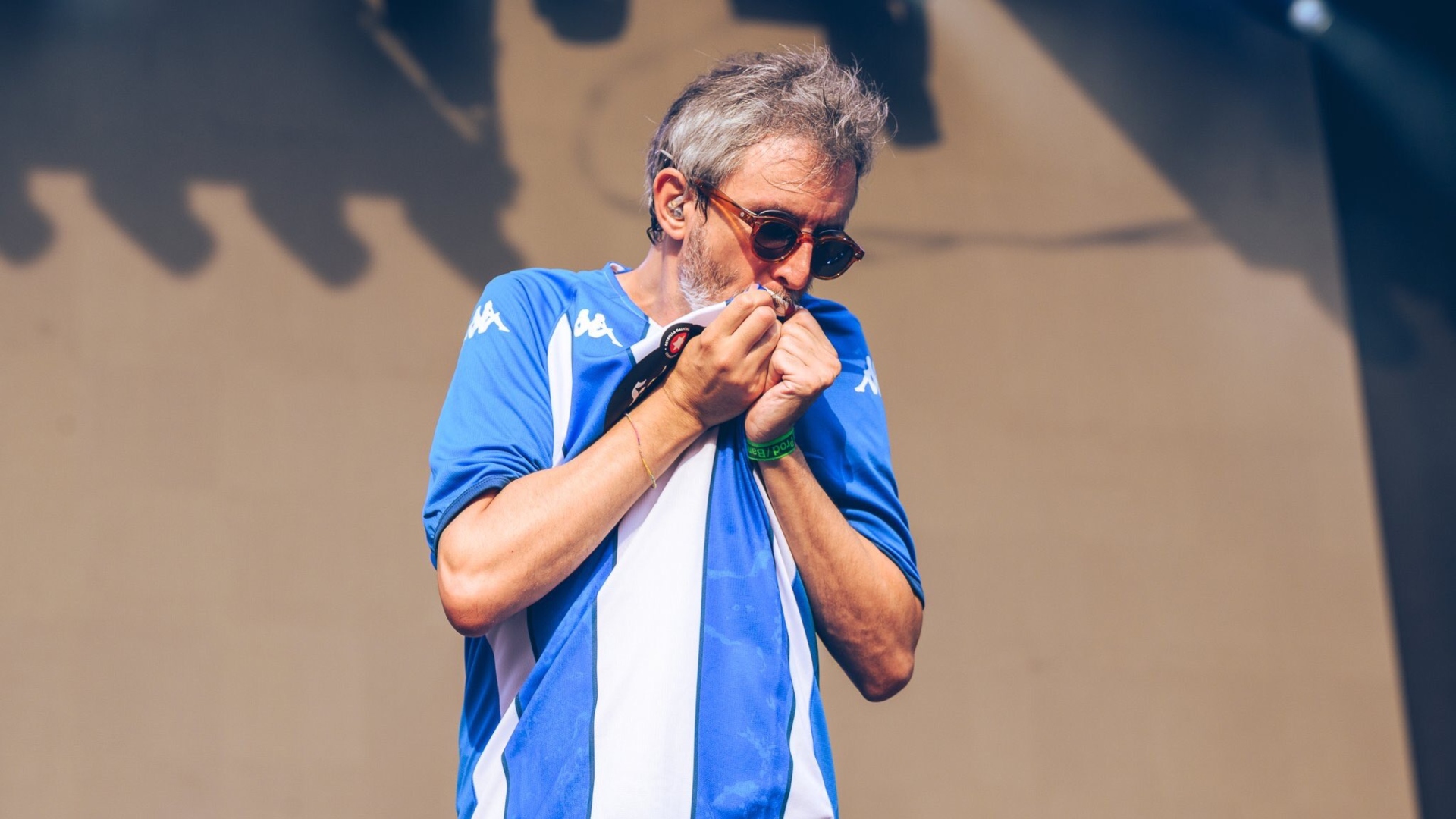 El cantante coruñés besando el escudo del Dépor en un concierto | MORRIÑA FEST