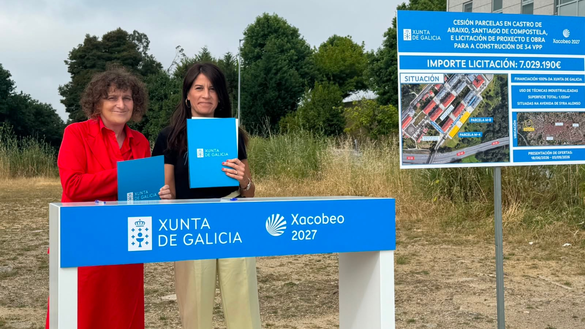 La alcaldesa de Santiago, Goretti Sanmartín, y la conselleira de Vivenda, María Martínez Allegue, en la presentación de las 34 viviendas públicas que la Xunta construirá en la Avenida de Syra Alonso, en Volta do Castro | CONCELLO DE SANTIAGO