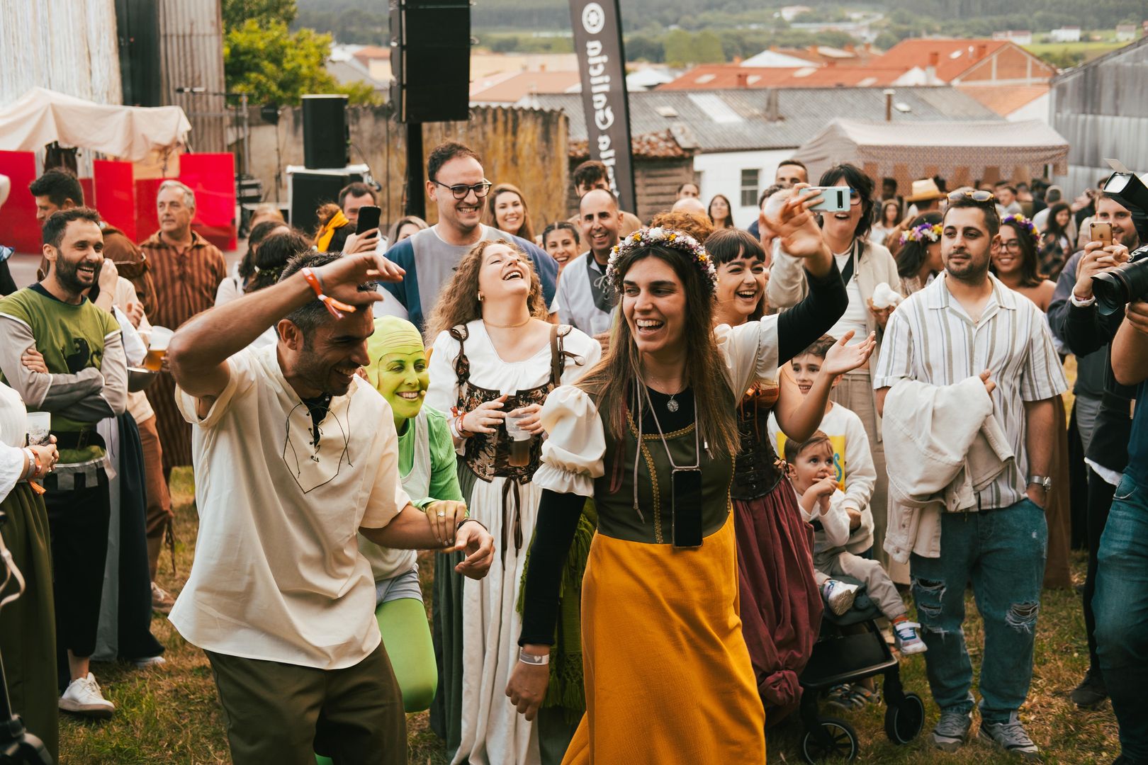 Ambiente nunha das noites de concertos do Asalto ao Castelo, unha das citas musicais máis multitudinarias do verán galego