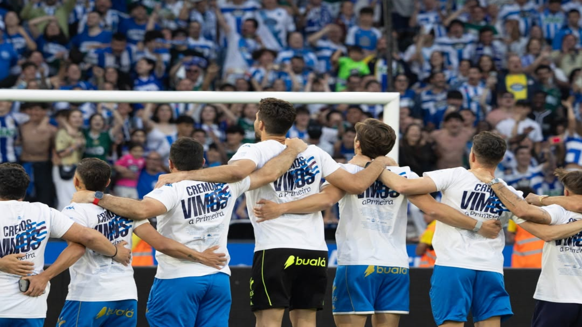 Xogadores do Deportivo celebrando o ascenso a primeira división | @rcdeportivo